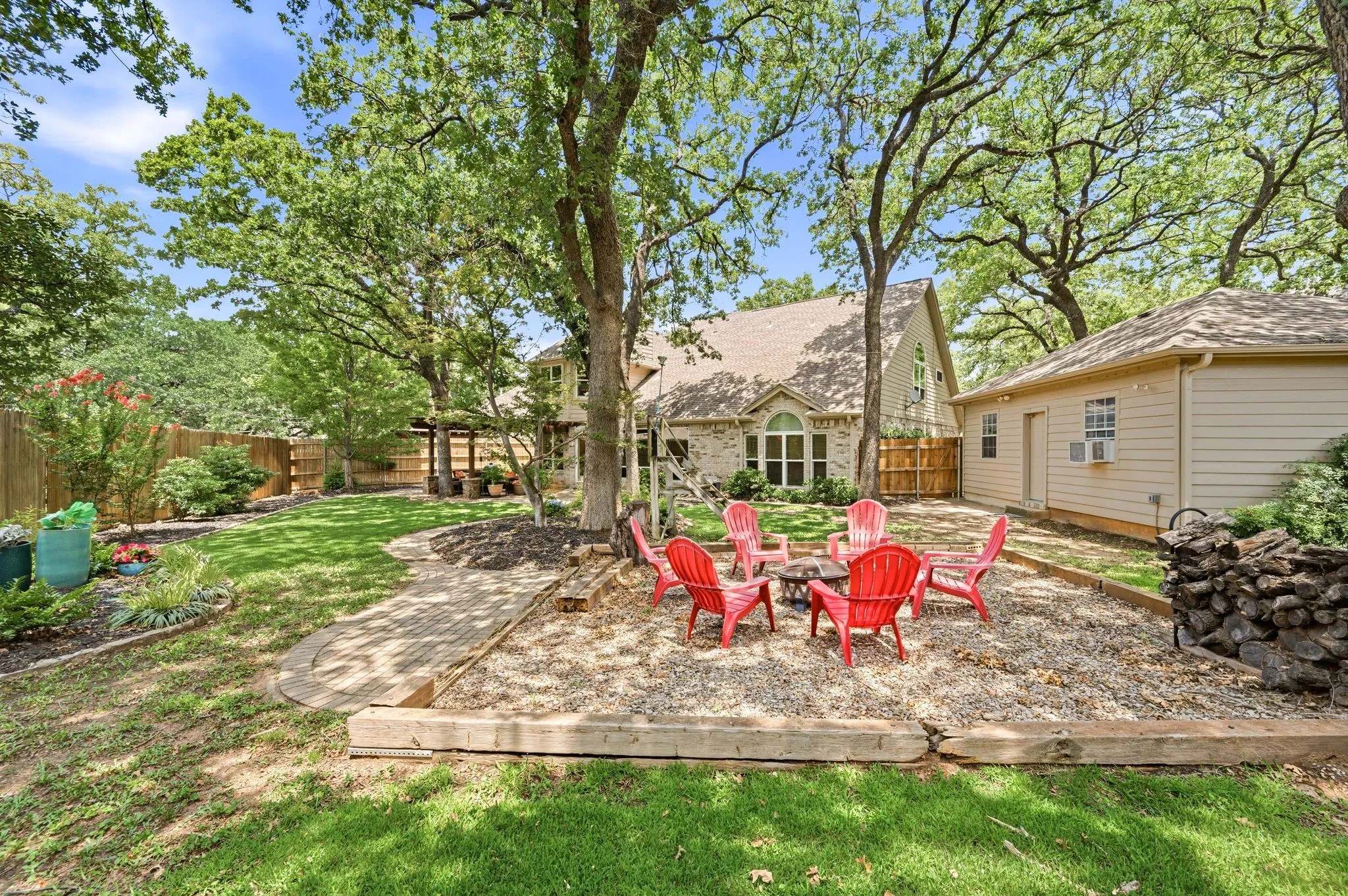 Single Family Residence For Sale in Tarrant County , 3906 Brookfield Drive, Arlington, Texas 76001, 4 Bedroom, 4 Bathroom, 3 Garage spaces, 3,320 Sqft, built in 1991, mls#21368807, Real Estate Agent in Arlington, Homes For Sale in Tarrant county, Homes For Sale in Arlington, Realtor in Arlington Texas, Real Estate Brokerage Independent Realty Texas, Luminita Cordes Realtor