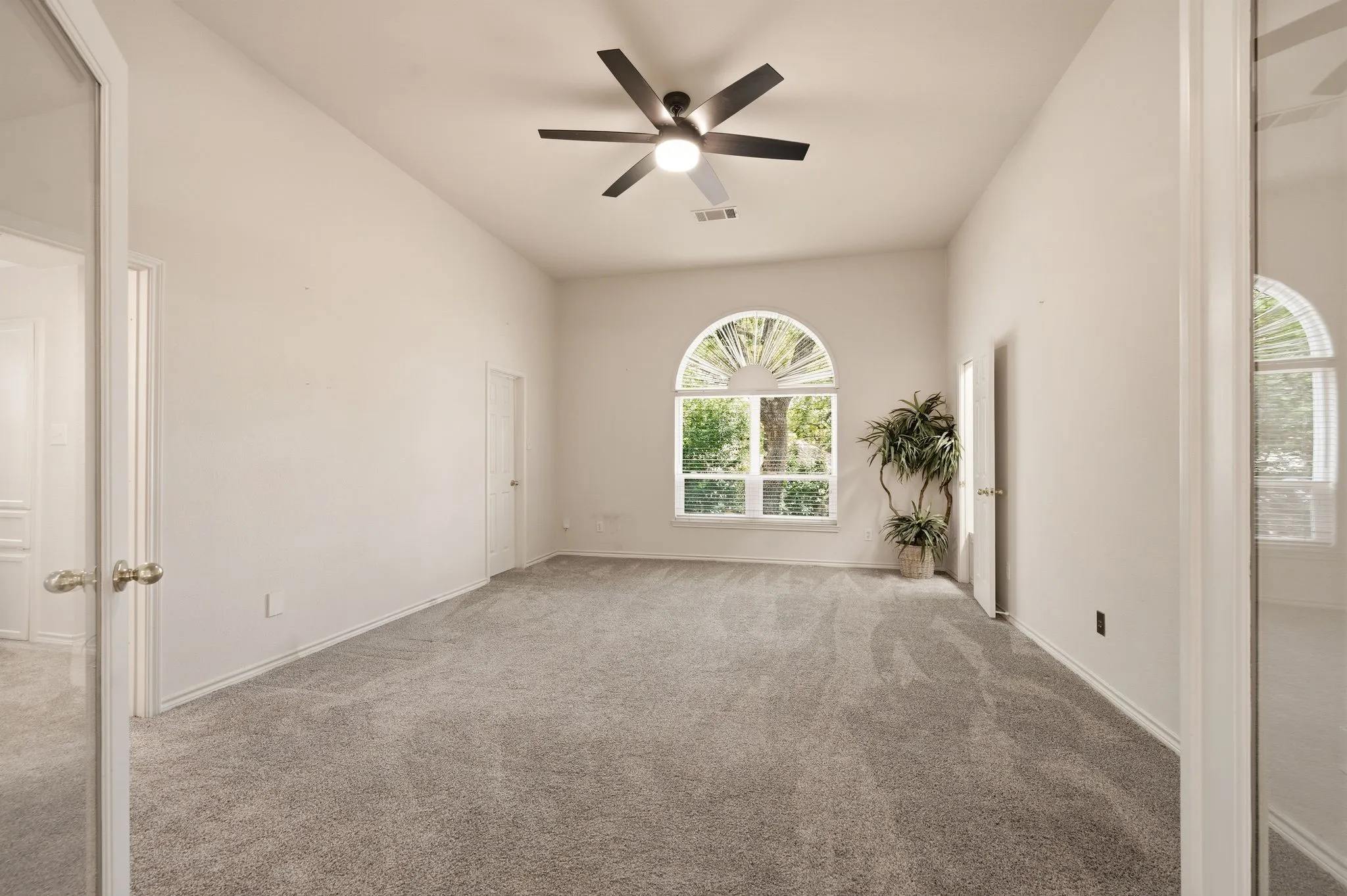 Single Family Residence For Sale in Tarrant County , 3906 Brookfield Drive, Arlington, Texas 76001, 4 Bedroom, 4 Bathroom, 3 Garage spaces, 3,320 Sqft, built in 1991, mls#21368807, Real Estate Agent in Arlington, Homes For Sale in Tarrant county, Homes For Sale in Arlington, Realtor in Arlington Texas, Real Estate Brokerage Independent Realty Texas, Luminita Cordes Realtor