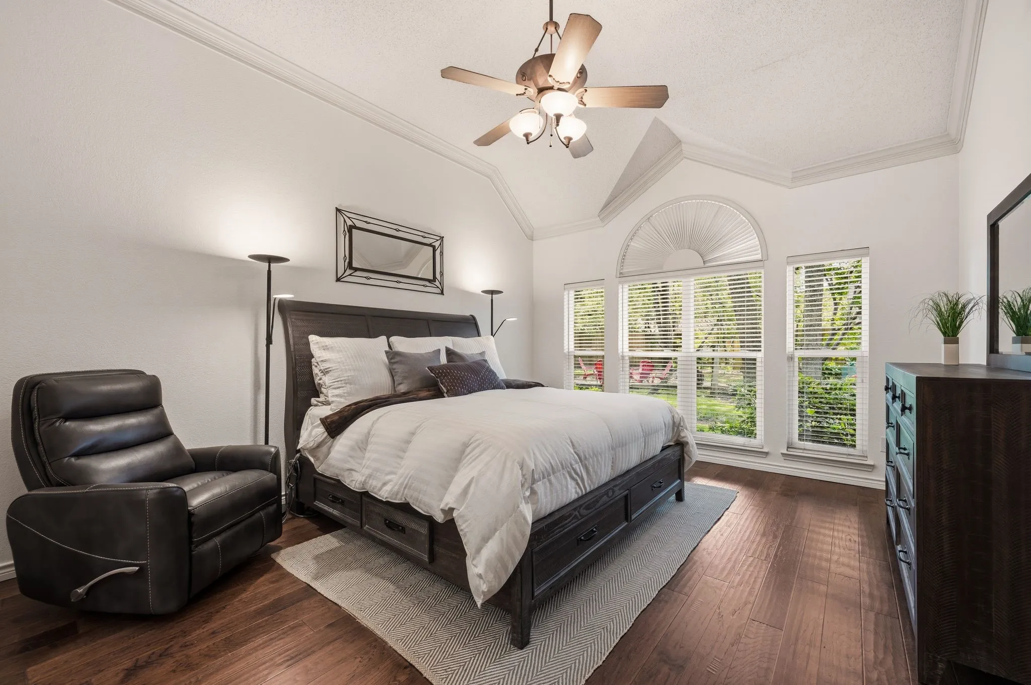 Single Family Residence For Sale in Tarrant County , 3906 Brookfield Drive, Arlington, Texas 76001, 4 Bedroom, 4 Bathroom, 3 Garage spaces, 3,320 Sqft, built in 1991, mls#21368807, Real Estate Agent in Arlington, Homes For Sale in Tarrant county, Homes For Sale in Arlington, Realtor in Arlington Texas, Real Estate Brokerage Independent Realty Texas, Luminita Cordes Realtor