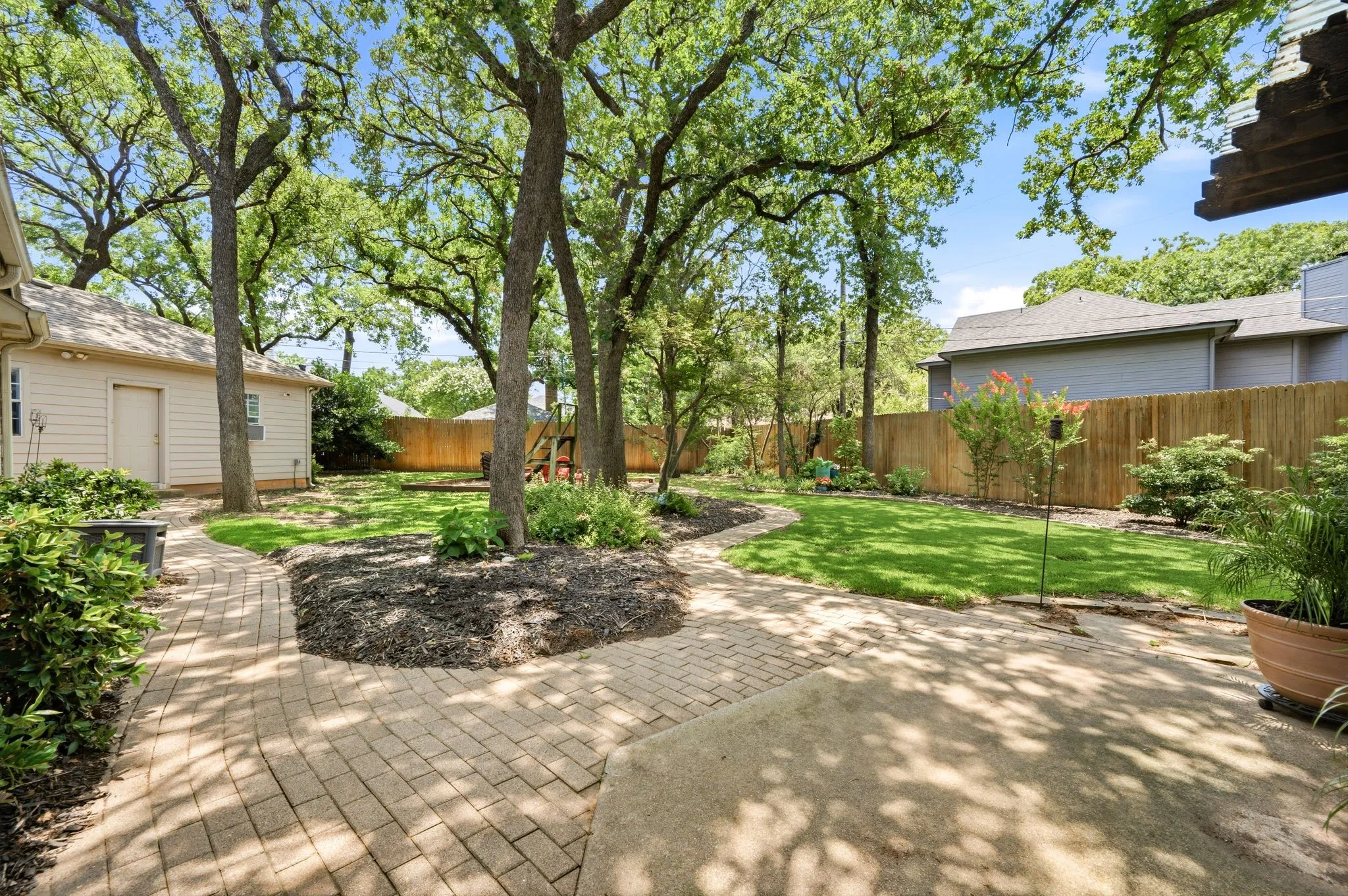 Single Family Residence For Sale in Tarrant County , 3906 Brookfield Drive, Arlington, Texas 76001, 4 Bedroom, 4 Bathroom, 3 Garage spaces, 3,320 Sqft, built in 1991, mls#21368807, Real Estate Agent in Arlington, Homes For Sale in Tarrant county, Homes For Sale in Arlington, Realtor in Arlington Texas, Real Estate Brokerage Independent Realty Texas, Luminita Cordes Realtor