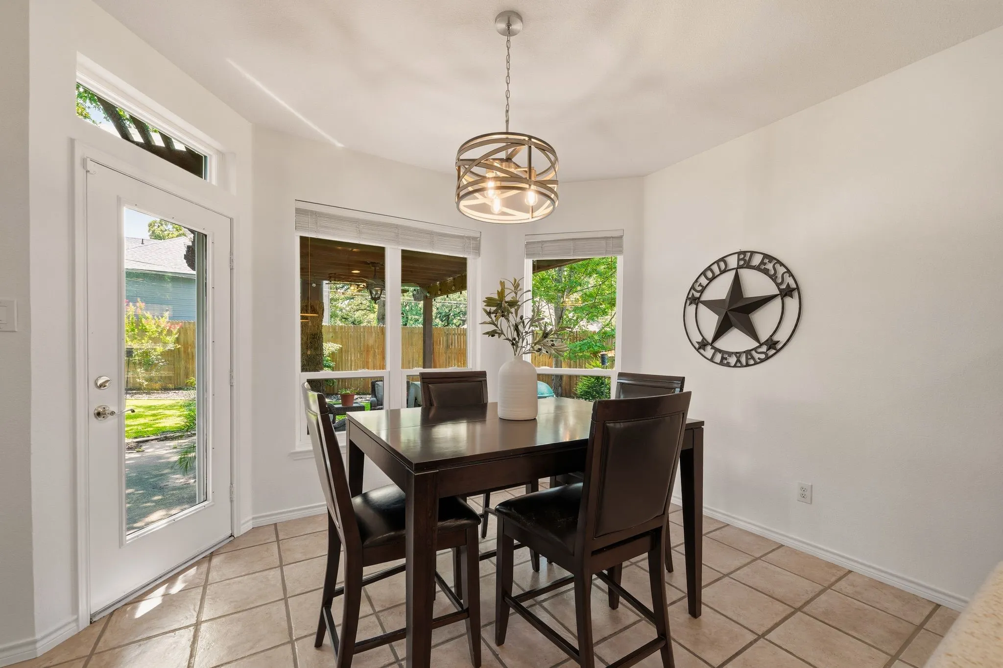 Single Family Residence For Sale in Tarrant County , 3906 Brookfield Drive, Arlington, Texas 76001, 4 Bedroom, 4 Bathroom, 3 Garage spaces, 3,320 Sqft, built in 1991, mls#21368807, Real Estate Agent in Arlington, Homes For Sale in Tarrant county, Homes For Sale in Arlington, Realtor in Arlington Texas, Real Estate Brokerage Independent Realty Texas, Luminita Cordes Realtor
