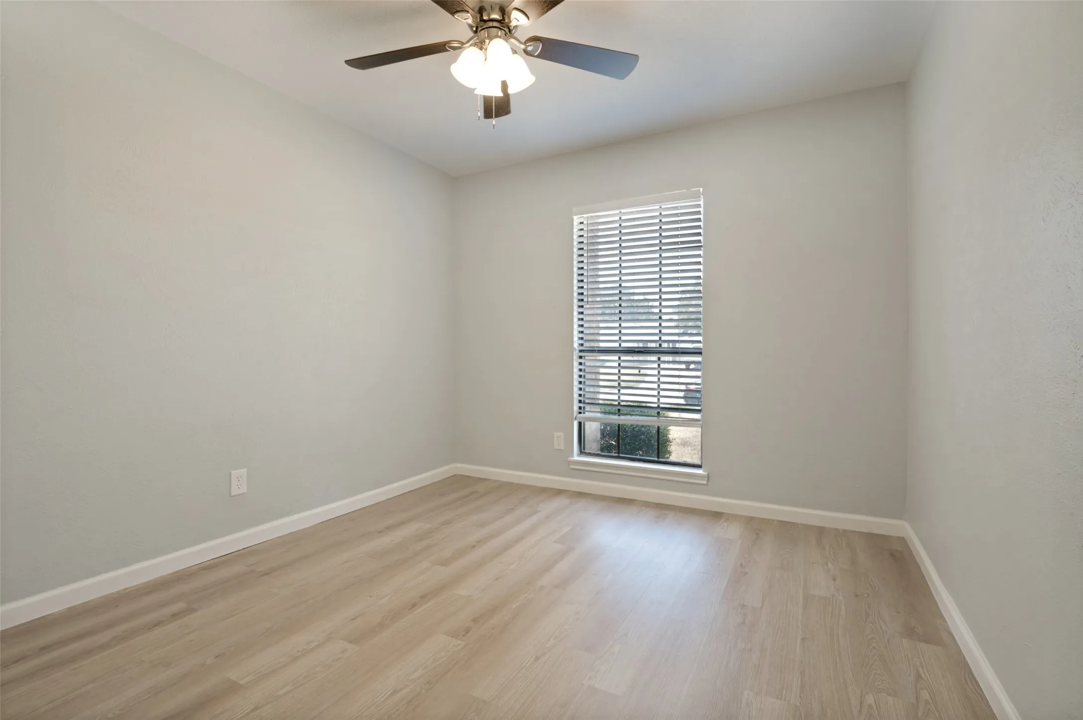 Single Family Residence For Sale in Tarrant County , 2602 Knoll Trail, Euless, Texas 76039, 3 Bedroom, 2 Bathroom, 2 Garage spaces, 1,317 Sqft, built in 1985, mls#21369302, Real Estate Agent in Euless, Homes For Sale in Tarrant county, Homes For Sale in Euless, Realtor in Euless Texas, Real Estate Brokerage Independent Realty Texas, Luminita Cordes Realtor