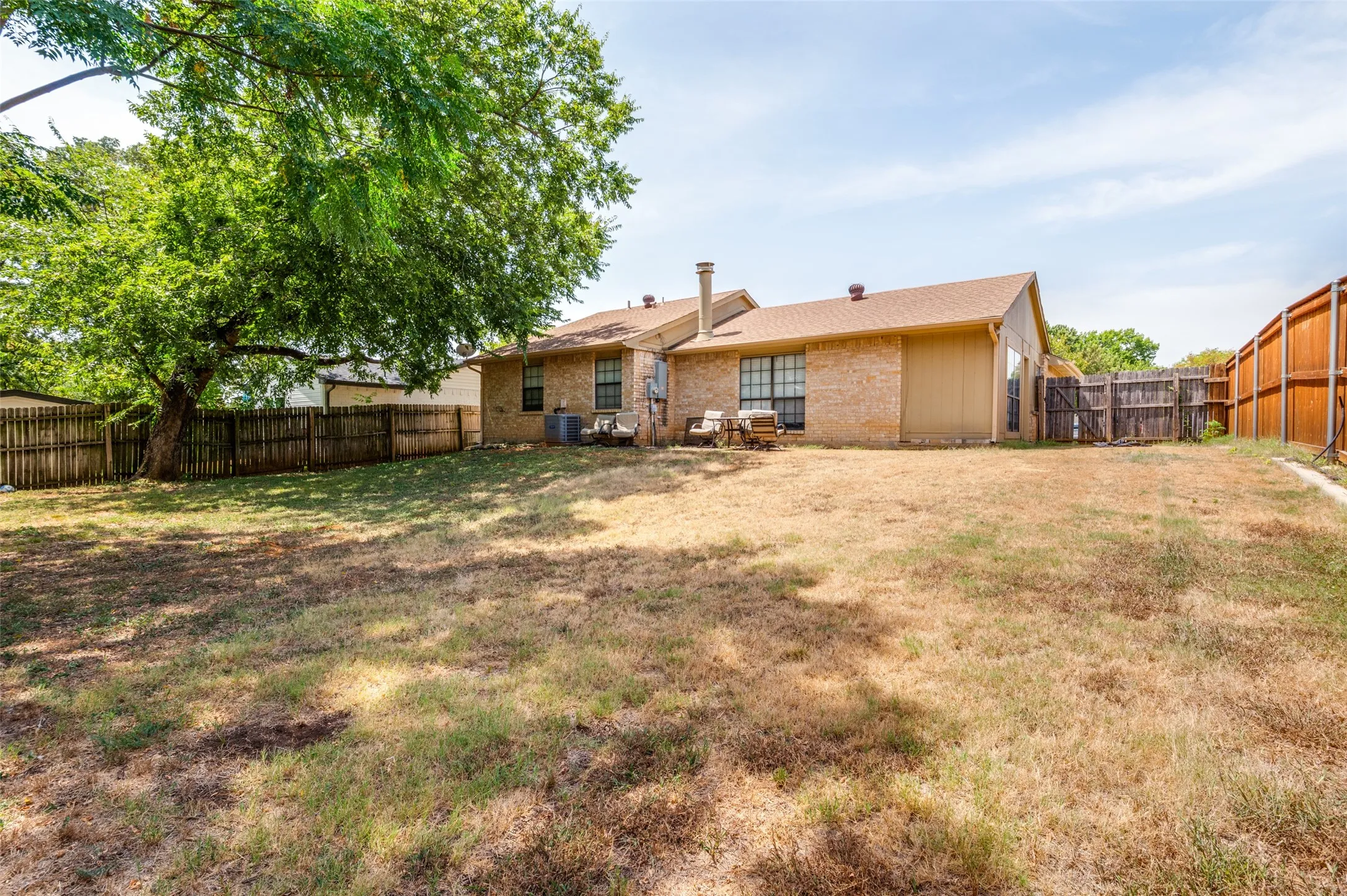 Single Family Residence For Sale in Tarrant County , 2602 Knoll Trail, Euless, Texas 76039, 3 Bedroom, 2 Bathroom, 2 Garage spaces, 1,317 Sqft, built in 1985, mls#21369302, Real Estate Agent in Euless, Homes For Sale in Tarrant county, Homes For Sale in Euless, Realtor in Euless Texas, Real Estate Brokerage Independent Realty Texas, Luminita Cordes Realtor