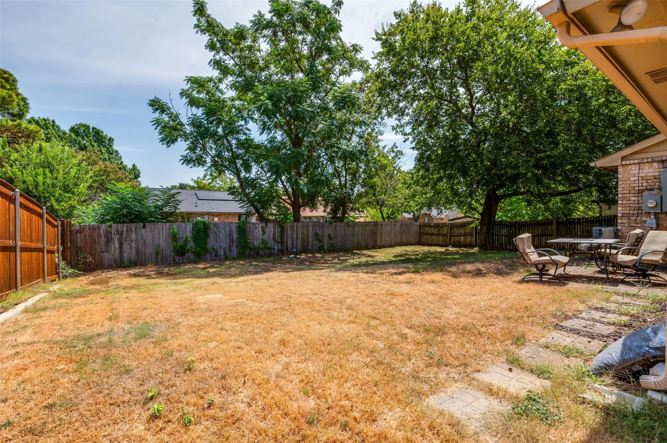 Single Family Residence For Sale in Tarrant County , 2602 Knoll Trail, Euless, Texas 76039, 3 Bedroom, 2 Bathroom, 2 Garage spaces, 1,317 Sqft, built in 1985, mls#21369302, Real Estate Agent in Euless, Homes For Sale in Tarrant county, Homes For Sale in Euless, Realtor in Euless Texas, Real Estate Brokerage Independent Realty Texas, Luminita Cordes Realtor