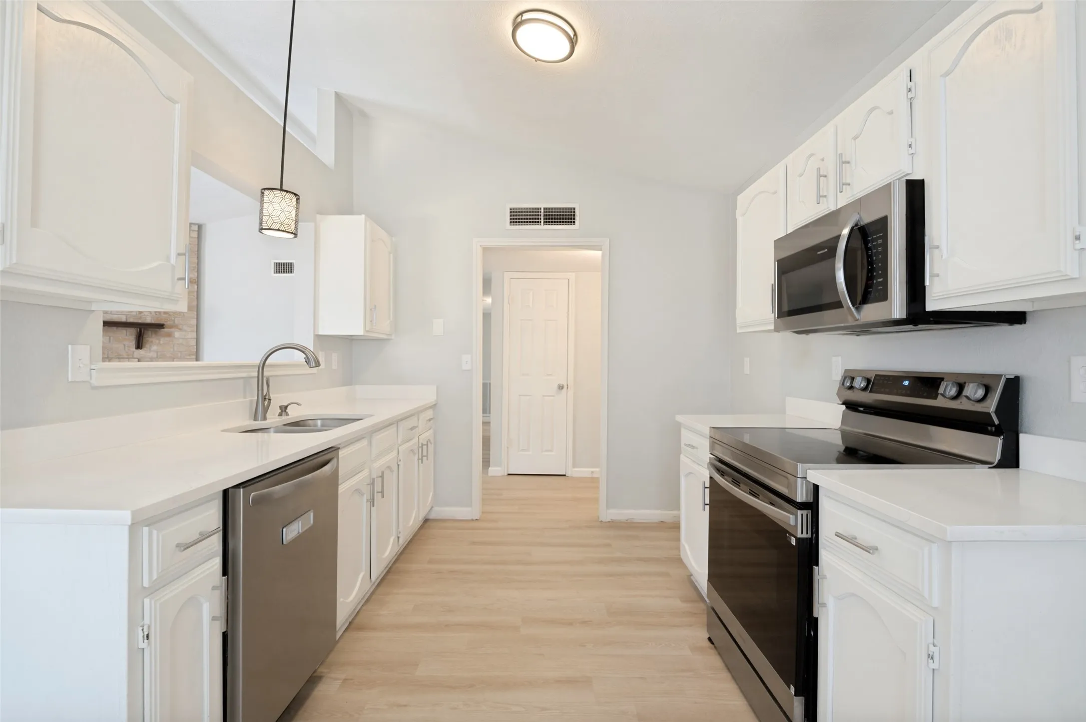 Single Family Residence For Sale in Tarrant County , 2602 Knoll Trail, Euless, Texas 76039, 3 Bedroom, 2 Bathroom, 2 Garage spaces, 1,317 Sqft, built in 1985, mls#21369302, Real Estate Agent in Euless, Homes For Sale in Tarrant county, Homes For Sale in Euless, Realtor in Euless Texas, Real Estate Brokerage Independent Realty Texas, Luminita Cordes Realtor