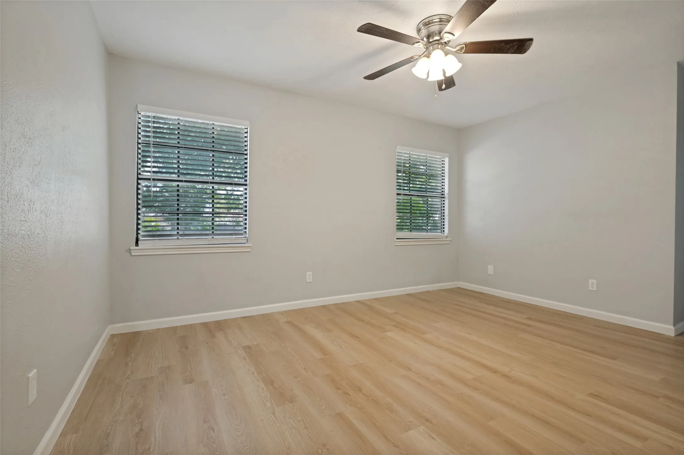 Single Family Residence For Sale in Tarrant County , 2602 Knoll Trail, Euless, Texas 76039, 3 Bedroom, 2 Bathroom, 2 Garage spaces, 1,317 Sqft, built in 1985, mls#21369302, Real Estate Agent in Euless, Homes For Sale in Tarrant county, Homes For Sale in Euless, Realtor in Euless Texas, Real Estate Brokerage Independent Realty Texas, Luminita Cordes Realtor