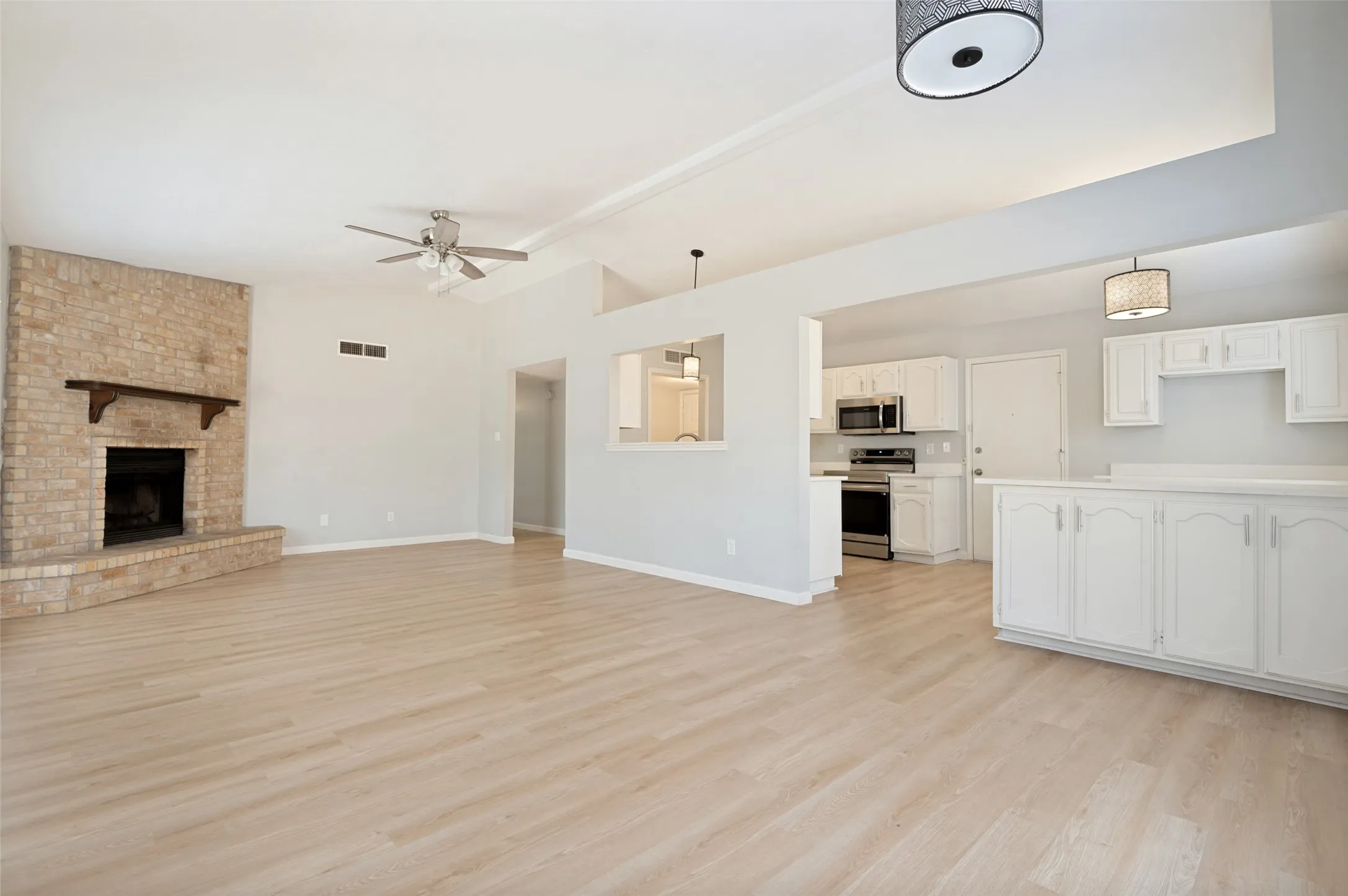 Single Family Residence For Sale in Tarrant County , 2602 Knoll Trail, Euless, Texas 76039, 3 Bedroom, 2 Bathroom, 2 Garage spaces, 1,317 Sqft, built in 1985, mls#21369302, Real Estate Agent in Euless, Homes For Sale in Tarrant county, Homes For Sale in Euless, Realtor in Euless Texas, Real Estate Brokerage Independent Realty Texas, Luminita Cordes Realtor