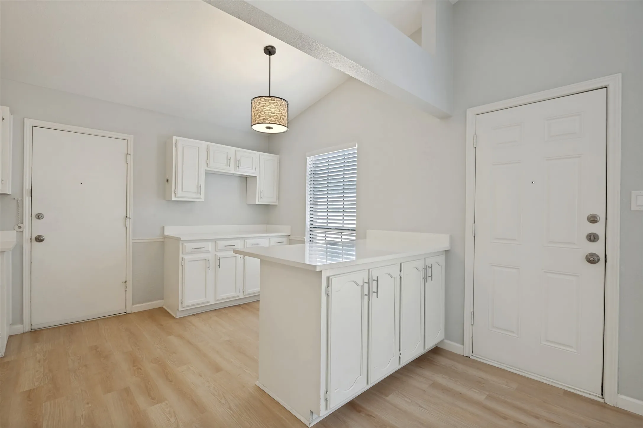 Single Family Residence For Sale in Tarrant County , 2602 Knoll Trail, Euless, Texas 76039, 3 Bedroom, 2 Bathroom, 2 Garage spaces, 1,317 Sqft, built in 1985, mls#21369302, Real Estate Agent in Euless, Homes For Sale in Tarrant county, Homes For Sale in Euless, Realtor in Euless Texas, Real Estate Brokerage Independent Realty Texas, Luminita Cordes Realtor