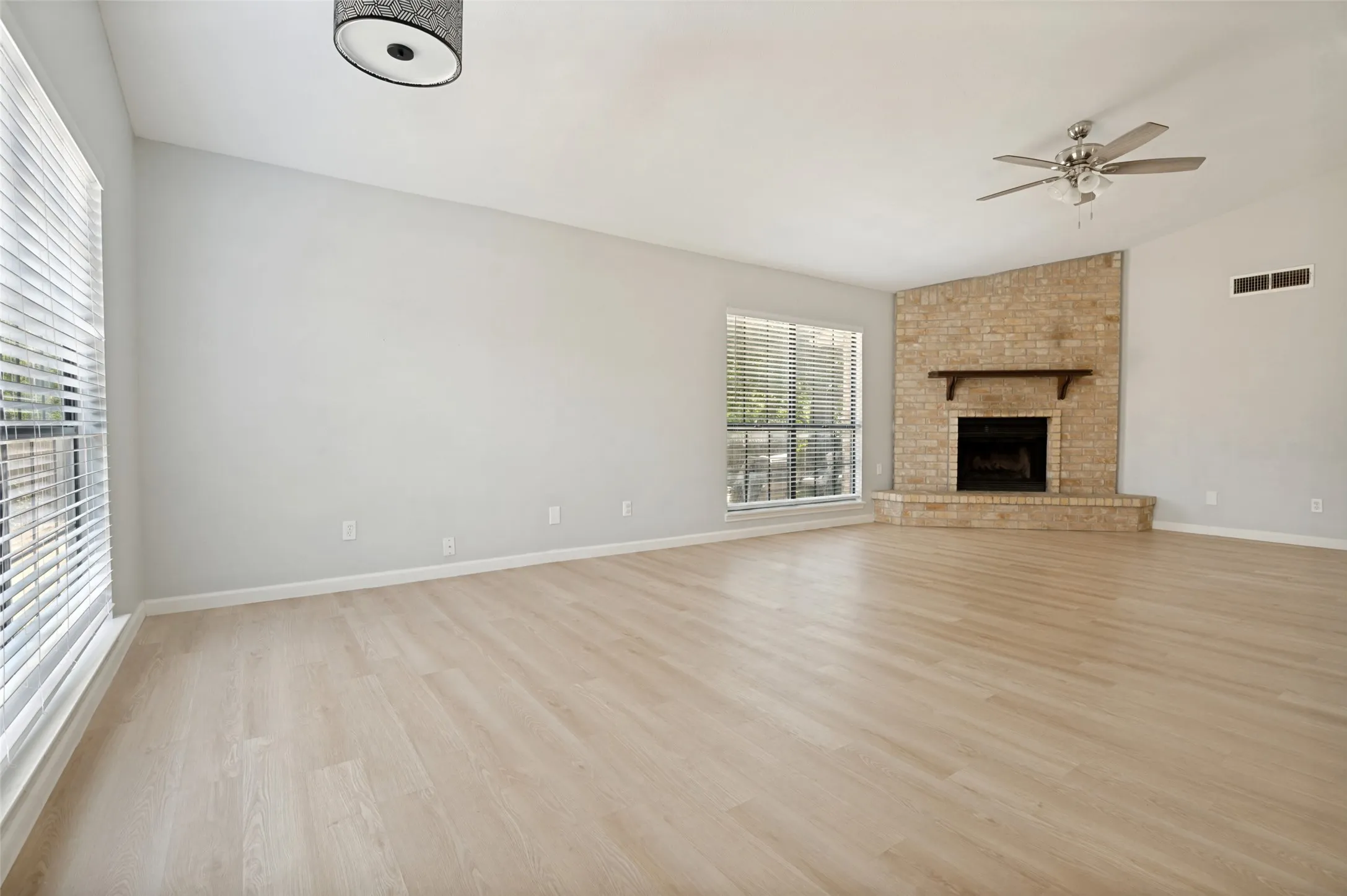 Single Family Residence For Sale in Tarrant County , 2602 Knoll Trail, Euless, Texas 76039, 3 Bedroom, 2 Bathroom, 2 Garage spaces, 1,317 Sqft, built in 1985, mls#21369302, Real Estate Agent in Euless, Homes For Sale in Tarrant county, Homes For Sale in Euless, Realtor in Euless Texas, Real Estate Brokerage Independent Realty Texas, Luminita Cordes Realtor