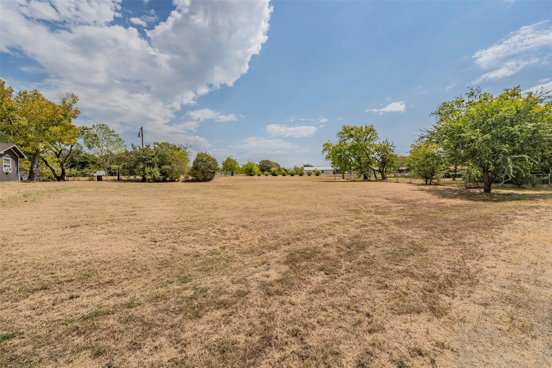 Single Family Residence For Sale in Hunt County , 7656 Shoreline Drive, Lone Oak, Texas 75453, 2 Bedroom, 1 Bathroom, 1 Garage spaces, 999 Sqft, built in 1979, mls#21362085, Real Estate Agent in Lone Oak, Homes For Sale in Hunt county, Homes For Sale in Lone Oak, Realtor in Lone Oak Texas, Real Estate Brokerage Independent Realty Texas, Luminita Cordes Realtor