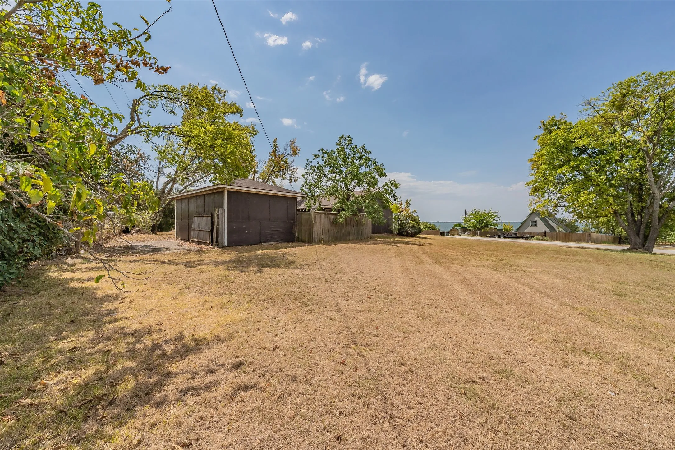 Single Family Residence For Sale in Hunt County , 7656 Shoreline Drive, Lone Oak, Texas 75453, 2 Bedroom, 1 Bathroom, 1 Garage spaces, 999 Sqft, built in 1979, mls#21362085, Real Estate Agent in Lone Oak, Homes For Sale in Hunt county, Homes For Sale in Lone Oak, Realtor in Lone Oak Texas, Real Estate Brokerage Independent Realty Texas, Luminita Cordes Realtor