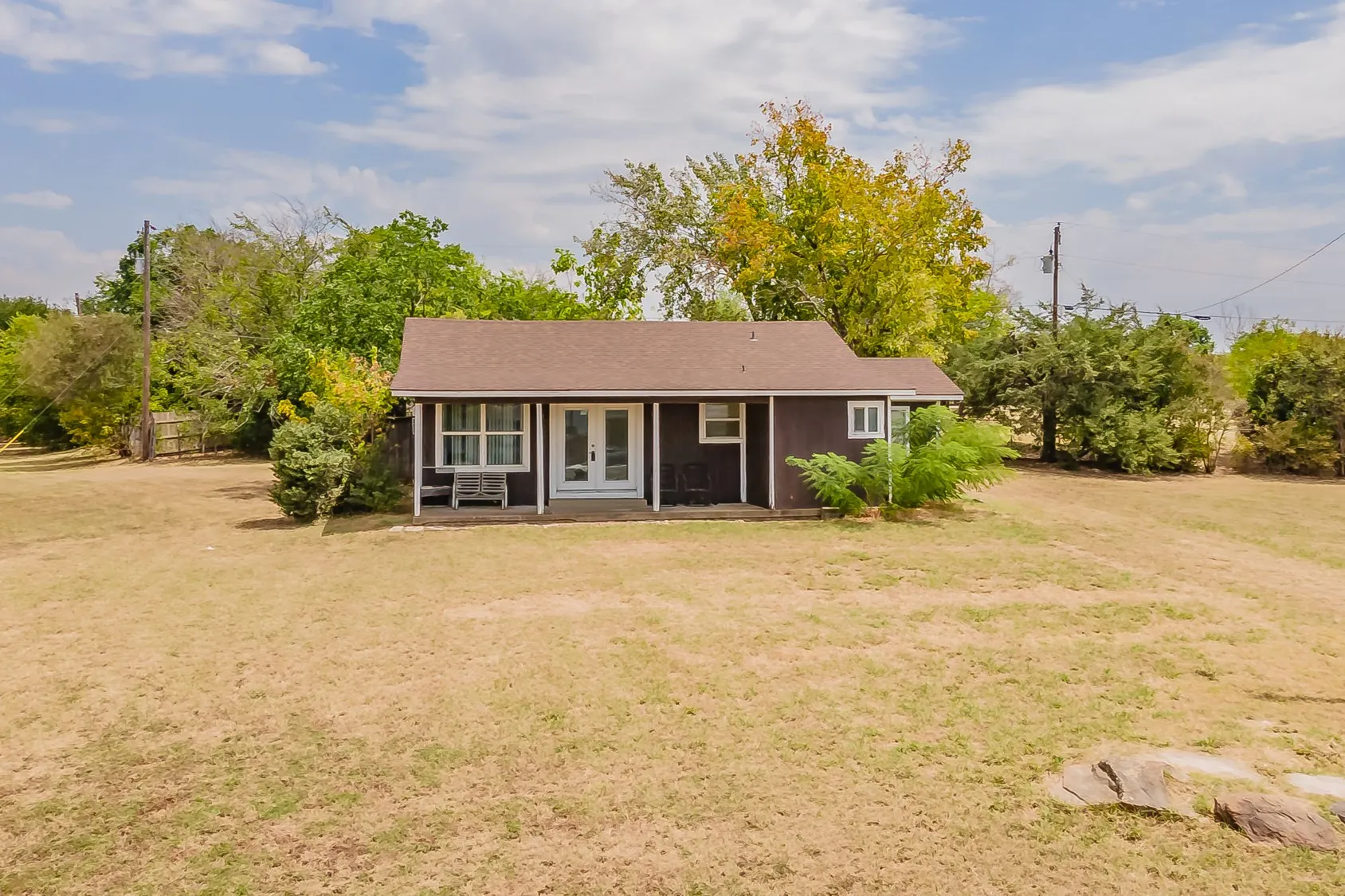 Single Family Residence For Sale in Hunt County , 7656 Shoreline Drive, Lone Oak, Texas 75453, 2 Bedroom, 1 Bathroom, 1 Garage spaces, 999 Sqft, built in 1979, mls#21362085, Real Estate Agent in Lone Oak, Homes For Sale in Hunt county, Homes For Sale in Lone Oak, Realtor in Lone Oak Texas, Real Estate Brokerage Independent Realty Texas, Luminita Cordes Realtor
