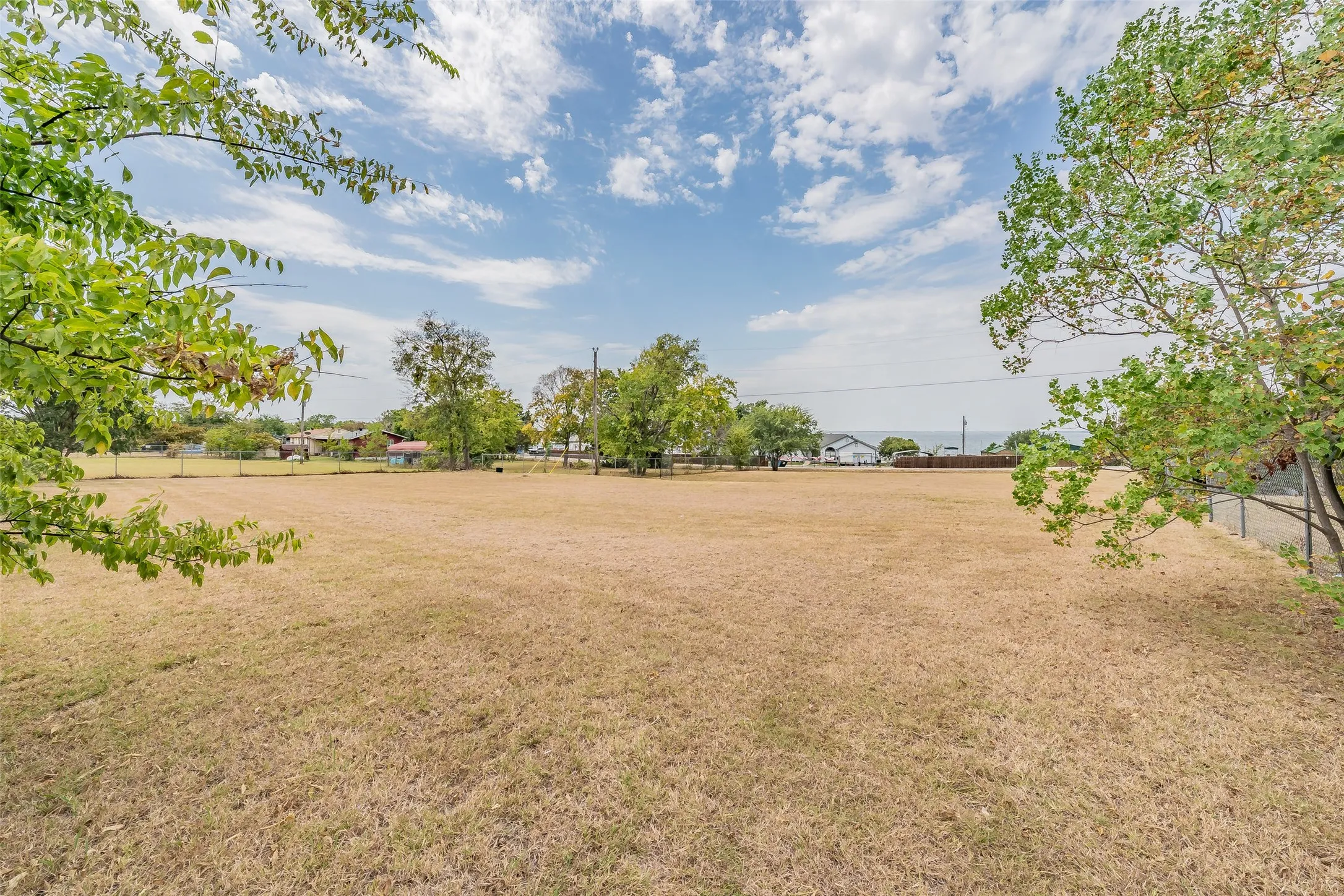 Single Family Residence For Sale in Hunt County , 7656 Shoreline Drive, Lone Oak, Texas 75453, 2 Bedroom, 1 Bathroom, 1 Garage spaces, 999 Sqft, built in 1979, mls#21362085, Real Estate Agent in Lone Oak, Homes For Sale in Hunt county, Homes For Sale in Lone Oak, Realtor in Lone Oak Texas, Real Estate Brokerage Independent Realty Texas, Luminita Cordes Realtor