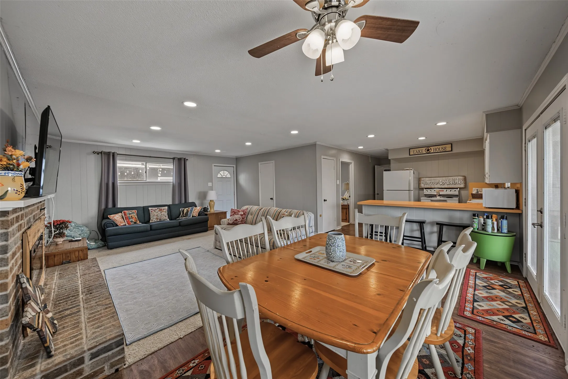 Single Family Residence For Sale in Hunt County , 7656 Shoreline Drive, Lone Oak, Texas 75453, 2 Bedroom, 1 Bathroom, 1 Garage spaces, 999 Sqft, built in 1979, mls#21362085, Real Estate Agent in Lone Oak, Homes For Sale in Hunt county, Homes For Sale in Lone Oak, Realtor in Lone Oak Texas, Real Estate Brokerage Independent Realty Texas, Luminita Cordes Realtor