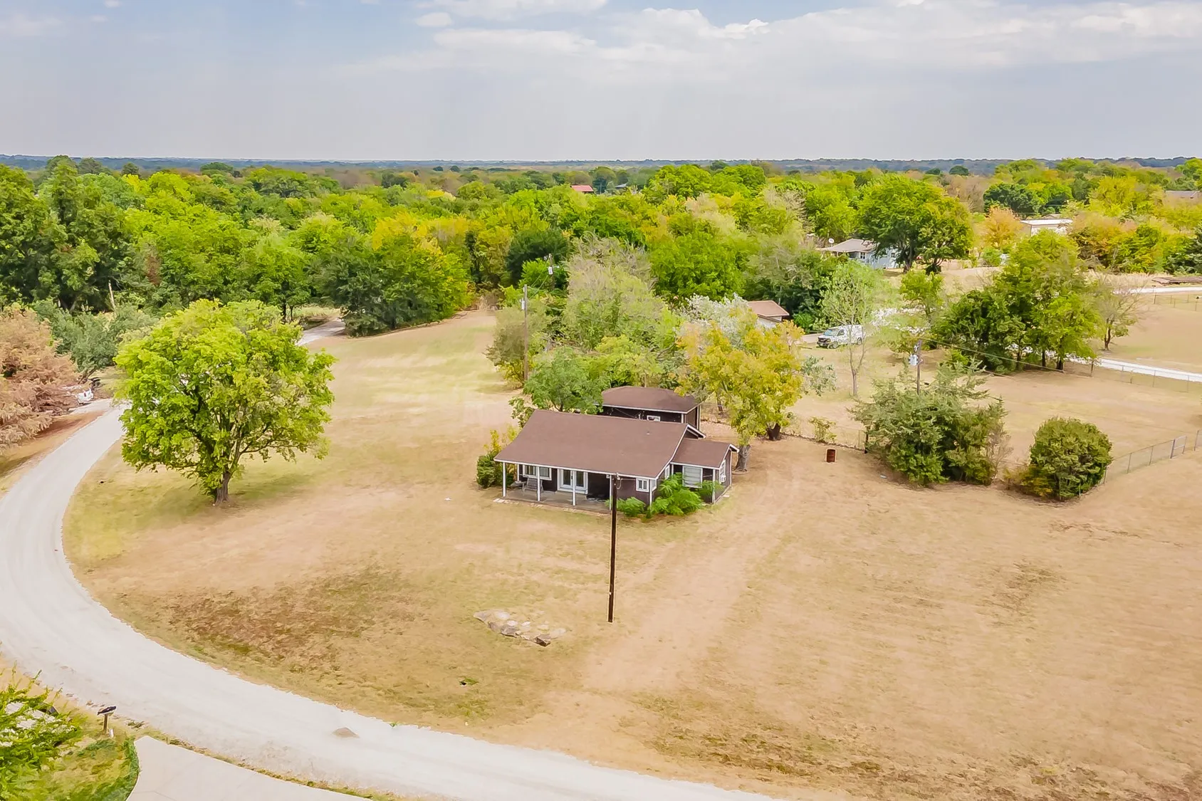 Single Family Residence For Sale in Hunt County , 7656 Shoreline Drive, Lone Oak, Texas 75453, 2 Bedroom, 1 Bathroom, 1 Garage spaces, 999 Sqft, built in 1979, mls#21362085, Real Estate Agent in Lone Oak, Homes For Sale in Hunt county, Homes For Sale in Lone Oak, Realtor in Lone Oak Texas, Real Estate Brokerage Independent Realty Texas, Luminita Cordes Realtor
