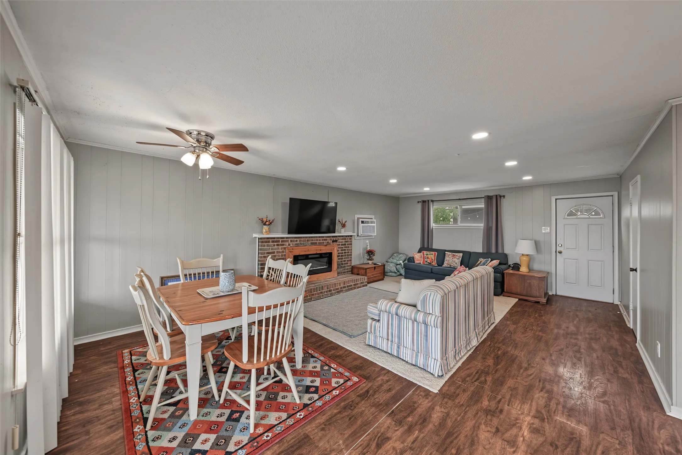 Single Family Residence For Sale in Hunt County , 7656 Shoreline Drive, Lone Oak, Texas 75453, 2 Bedroom, 1 Bathroom, 1 Garage spaces, 999 Sqft, built in 1979, mls#21362085, Real Estate Agent in Lone Oak, Homes For Sale in Hunt county, Homes For Sale in Lone Oak, Realtor in Lone Oak Texas, Real Estate Brokerage Independent Realty Texas, Luminita Cordes Realtor