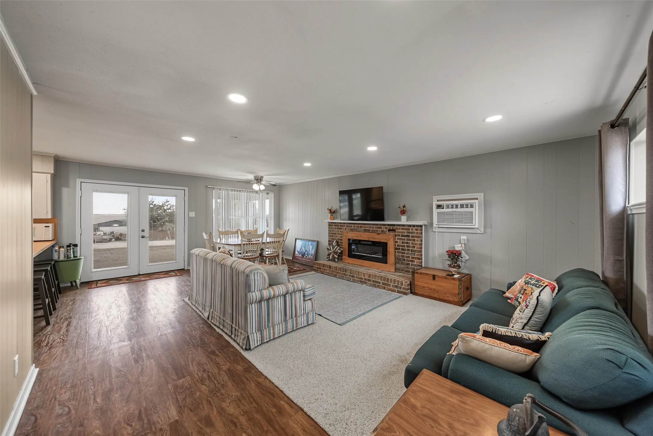 Single Family Residence For Sale in Hunt County , 7656 Shoreline Drive, Lone Oak, Texas 75453, 2 Bedroom, 1 Bathroom, 1 Garage spaces, 999 Sqft, built in 1979, mls#21362085, Real Estate Agent in Lone Oak, Homes For Sale in Hunt county, Homes For Sale in Lone Oak, Realtor in Lone Oak Texas, Real Estate Brokerage Independent Realty Texas, Luminita Cordes Realtor