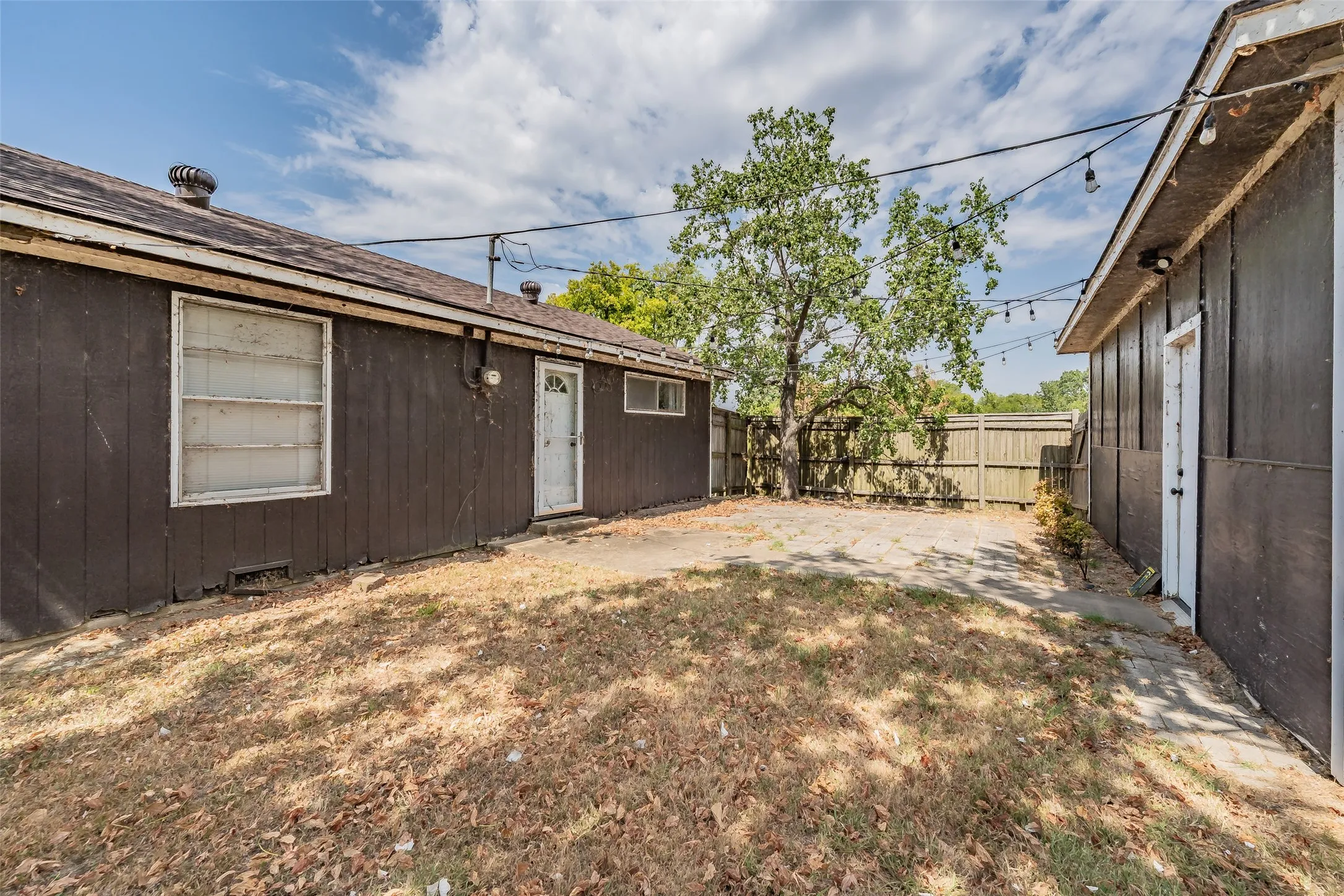 Single Family Residence For Sale in Hunt County , 7656 Shoreline Drive, Lone Oak, Texas 75453, 2 Bedroom, 1 Bathroom, 1 Garage spaces, 999 Sqft, built in 1979, mls#21362085, Real Estate Agent in Lone Oak, Homes For Sale in Hunt county, Homes For Sale in Lone Oak, Realtor in Lone Oak Texas, Real Estate Brokerage Independent Realty Texas, Luminita Cordes Realtor