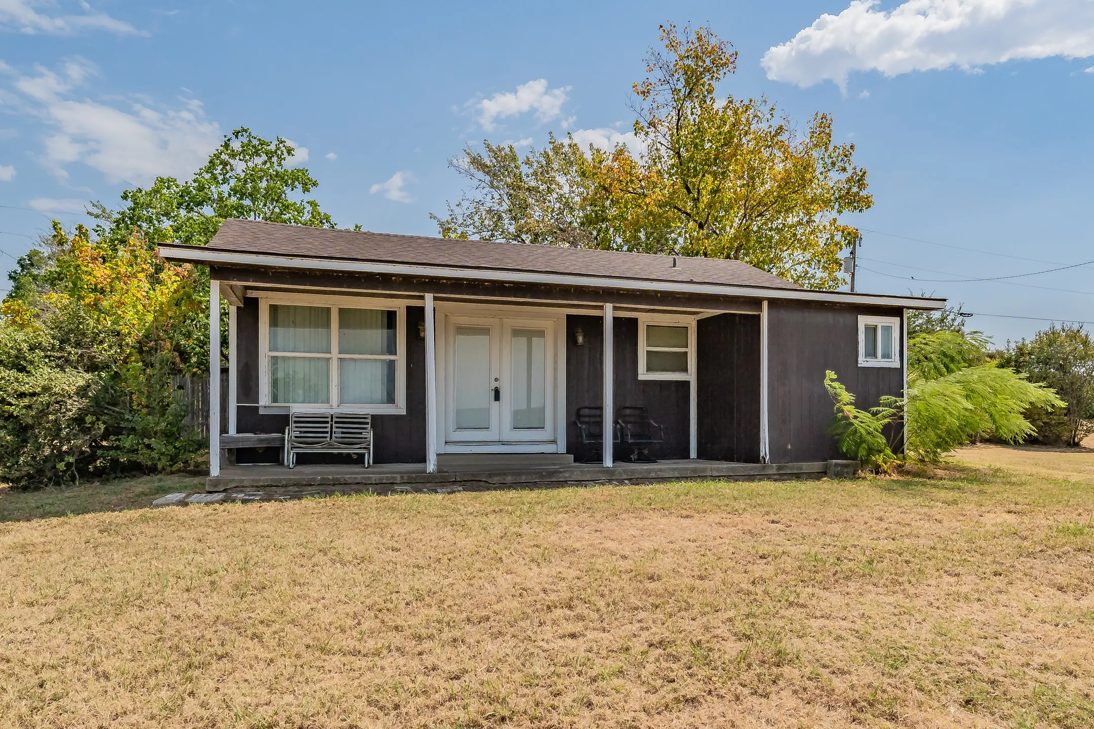 Single Family Residence For Sale in Hunt County , 7656 Shoreline Drive, Lone Oak, Texas 75453, 2 Bedroom, 1 Bathroom, 1 Garage spaces, 999 Sqft, built in 1979, mls#21362085, Real Estate Agent in Lone Oak, Homes For Sale in Hunt county, Homes For Sale in Lone Oak, Realtor in Lone Oak Texas, Real Estate Brokerage Independent Realty Texas, Luminita Cordes Realtor