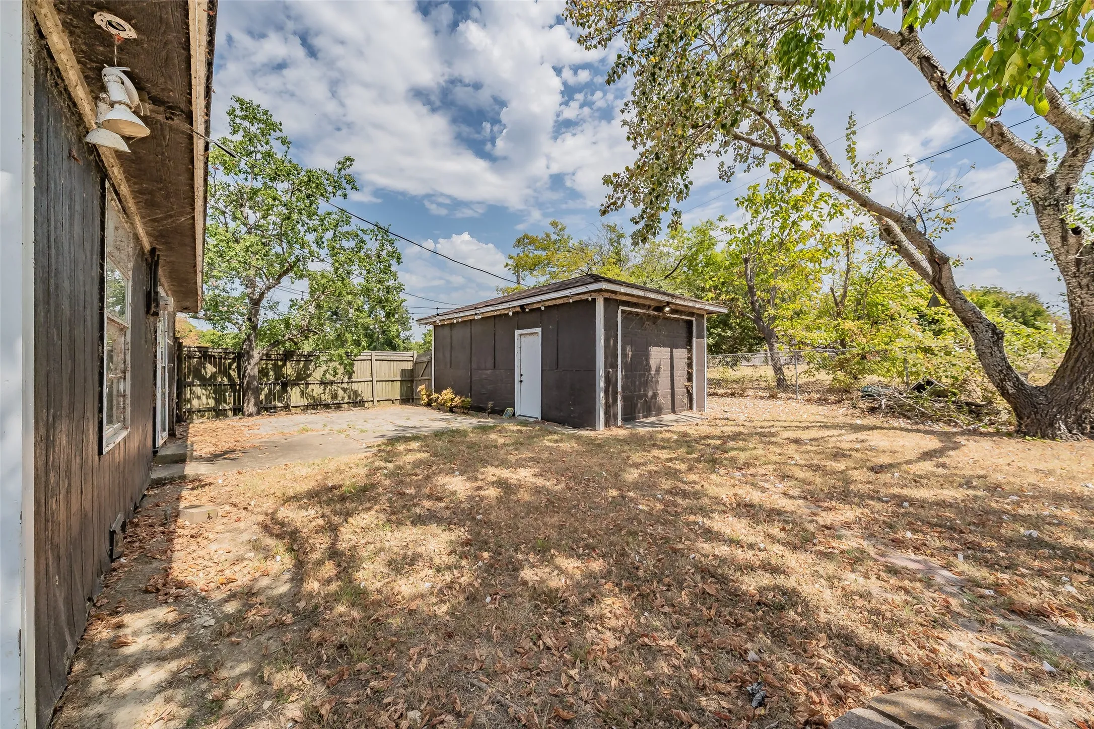 Single Family Residence For Sale in Hunt County , 7656 Shoreline Drive, Lone Oak, Texas 75453, 2 Bedroom, 1 Bathroom, 1 Garage spaces, 999 Sqft, built in 1979, mls#21362085, Real Estate Agent in Lone Oak, Homes For Sale in Hunt county, Homes For Sale in Lone Oak, Realtor in Lone Oak Texas, Real Estate Brokerage Independent Realty Texas, Luminita Cordes Realtor