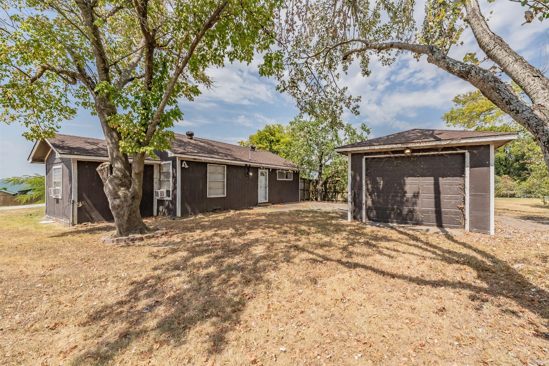 Single Family Residence For Sale in Hunt County , 7656 Shoreline Drive, Lone Oak, Texas 75453, 2 Bedroom, 1 Bathroom, 1 Garage spaces, 999 Sqft, built in 1979, mls#21362085, Real Estate Agent in Lone Oak, Homes For Sale in Hunt county, Homes For Sale in Lone Oak, Realtor in Lone Oak Texas, Real Estate Brokerage Independent Realty Texas, Luminita Cordes Realtor