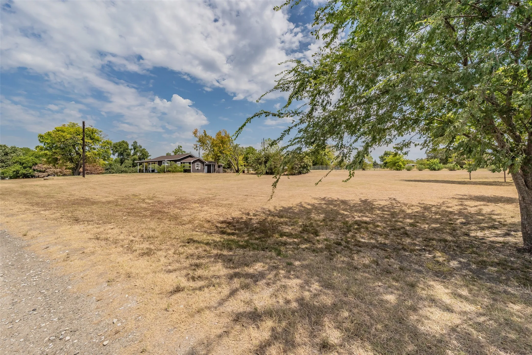 Single Family Residence For Sale in Hunt County , 7656 Shoreline Drive, Lone Oak, Texas 75453, 2 Bedroom, 1 Bathroom, 1 Garage spaces, 999 Sqft, built in 1979, mls#21362085, Real Estate Agent in Lone Oak, Homes For Sale in Hunt county, Homes For Sale in Lone Oak, Realtor in Lone Oak Texas, Real Estate Brokerage Independent Realty Texas, Luminita Cordes Realtor