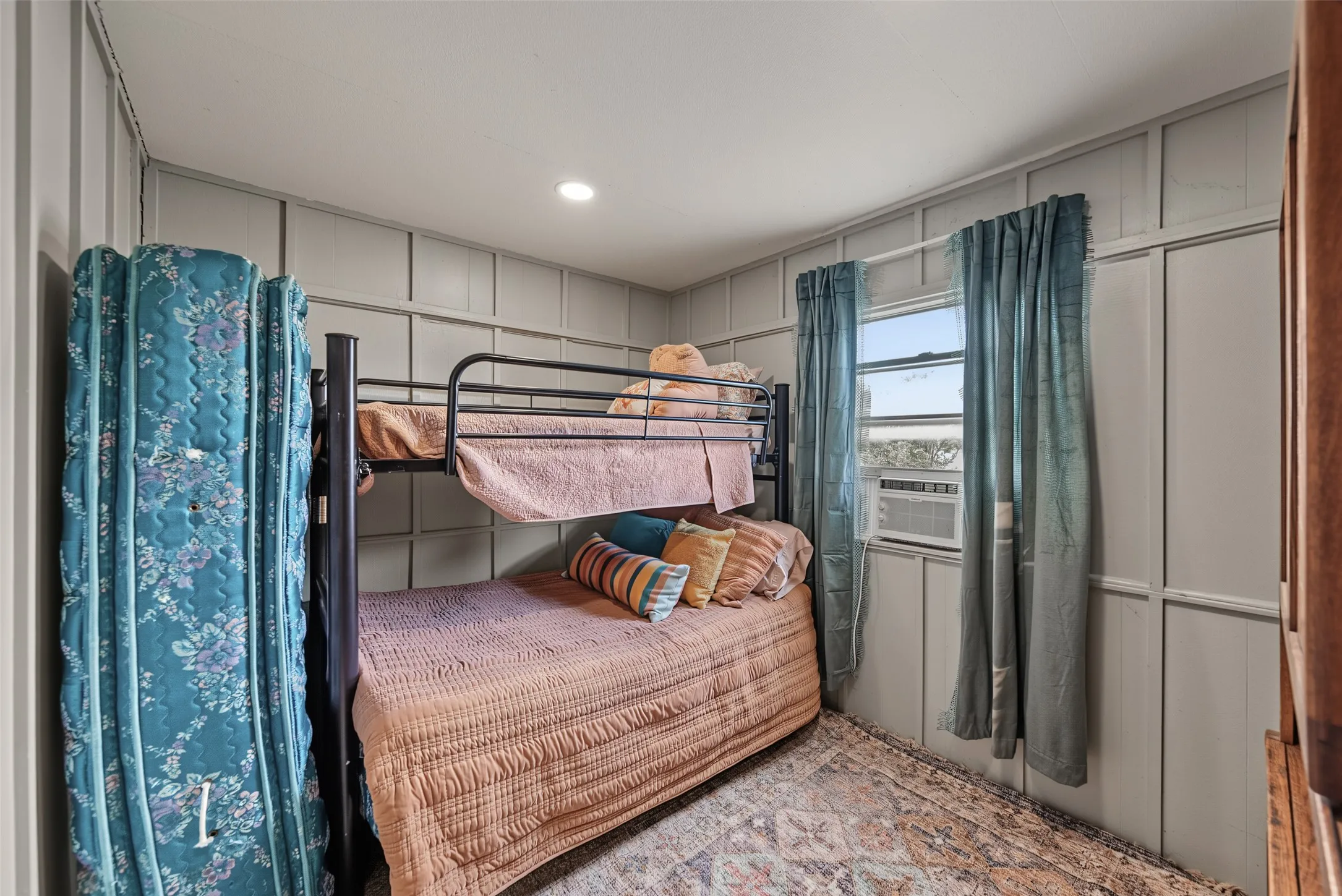Single Family Residence For Sale in Hunt County , 7656 Shoreline Drive, Lone Oak, Texas 75453, 2 Bedroom, 1 Bathroom, 1 Garage spaces, 999 Sqft, built in 1979, mls#21362085, Real Estate Agent in Lone Oak, Homes For Sale in Hunt county, Homes For Sale in Lone Oak, Realtor in Lone Oak Texas, Real Estate Brokerage Independent Realty Texas, Luminita Cordes Realtor