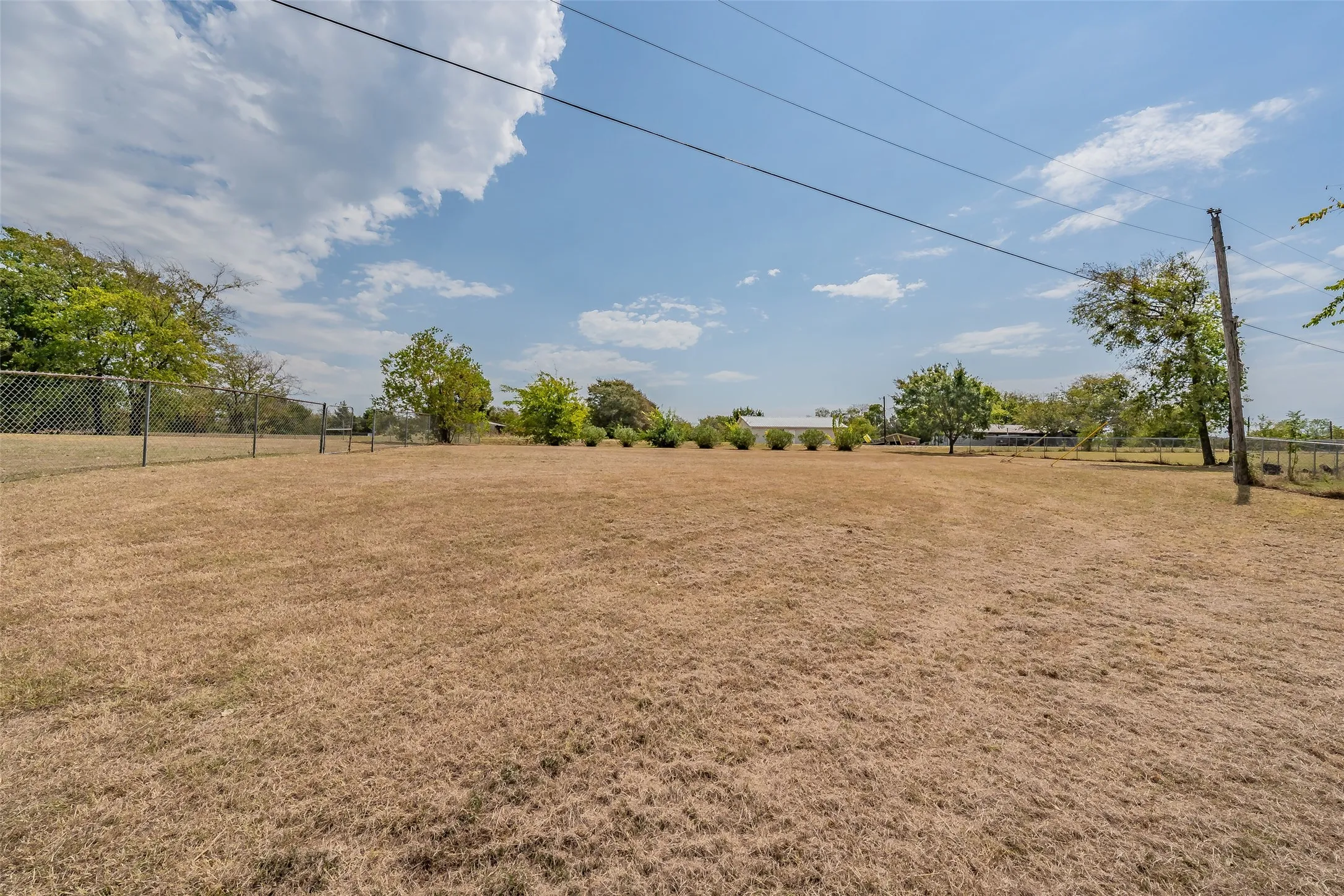 Single Family Residence For Sale in Hunt County , 7656 Shoreline Drive, Lone Oak, Texas 75453, 2 Bedroom, 1 Bathroom, 1 Garage spaces, 999 Sqft, built in 1979, mls#21362085, Real Estate Agent in Lone Oak, Homes For Sale in Hunt county, Homes For Sale in Lone Oak, Realtor in Lone Oak Texas, Real Estate Brokerage Independent Realty Texas, Luminita Cordes Realtor