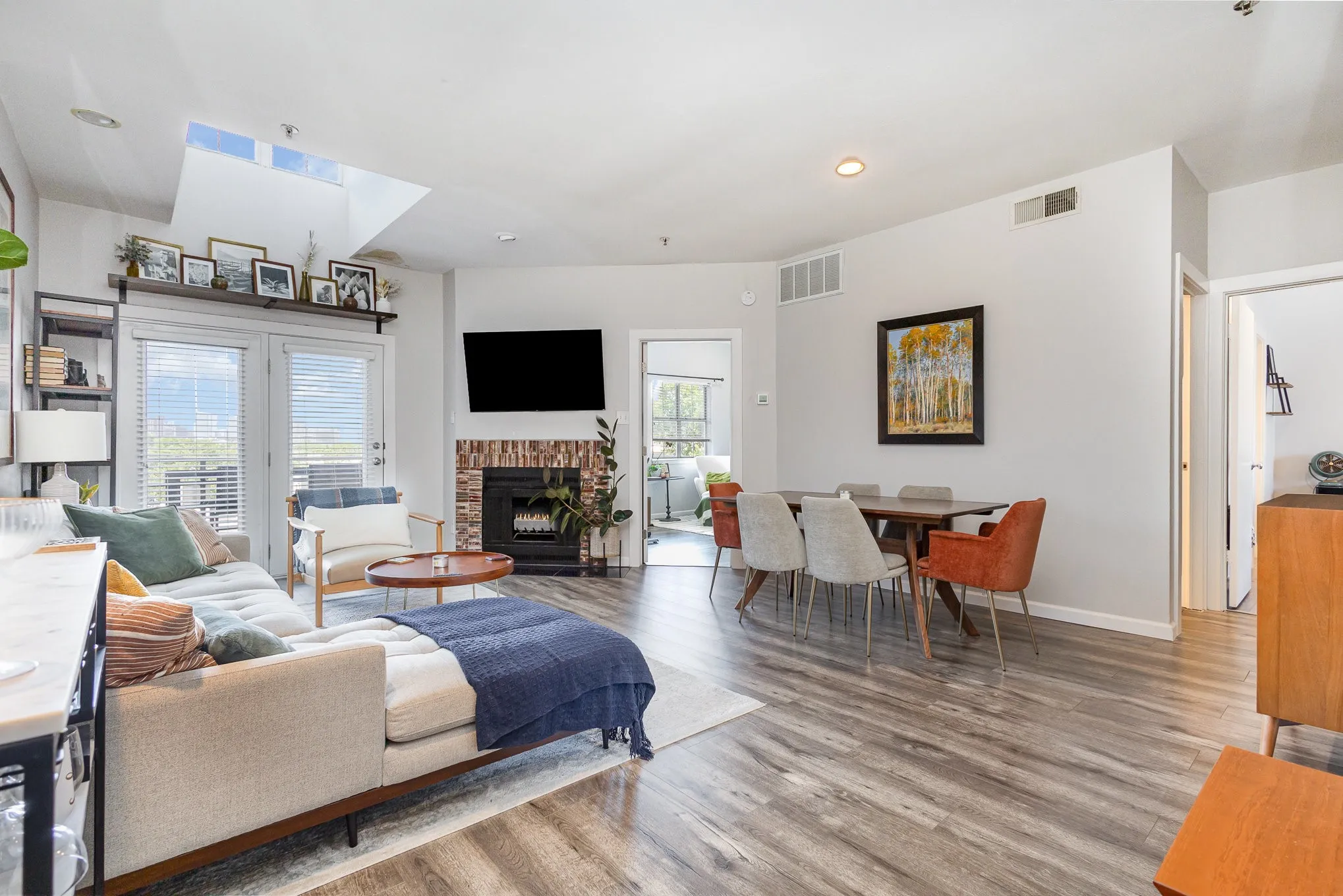 Condominium For Rent in Dallas County , 4111 Cole Avenue 30, Dallas, Texas 75204, 2 Bedroom, 2 Bathroom, 1 Garage spaces, 1,034 Sqft, built in 1985, mls#21372017, Real Estate Agent in Dallas, Homes For Rent in Dallas county, Homes For Rent in Dallas, Realtor in Dallas Texas, Real Estate Brokerage Independent Realty Texas, Luminita Cordes Realtor