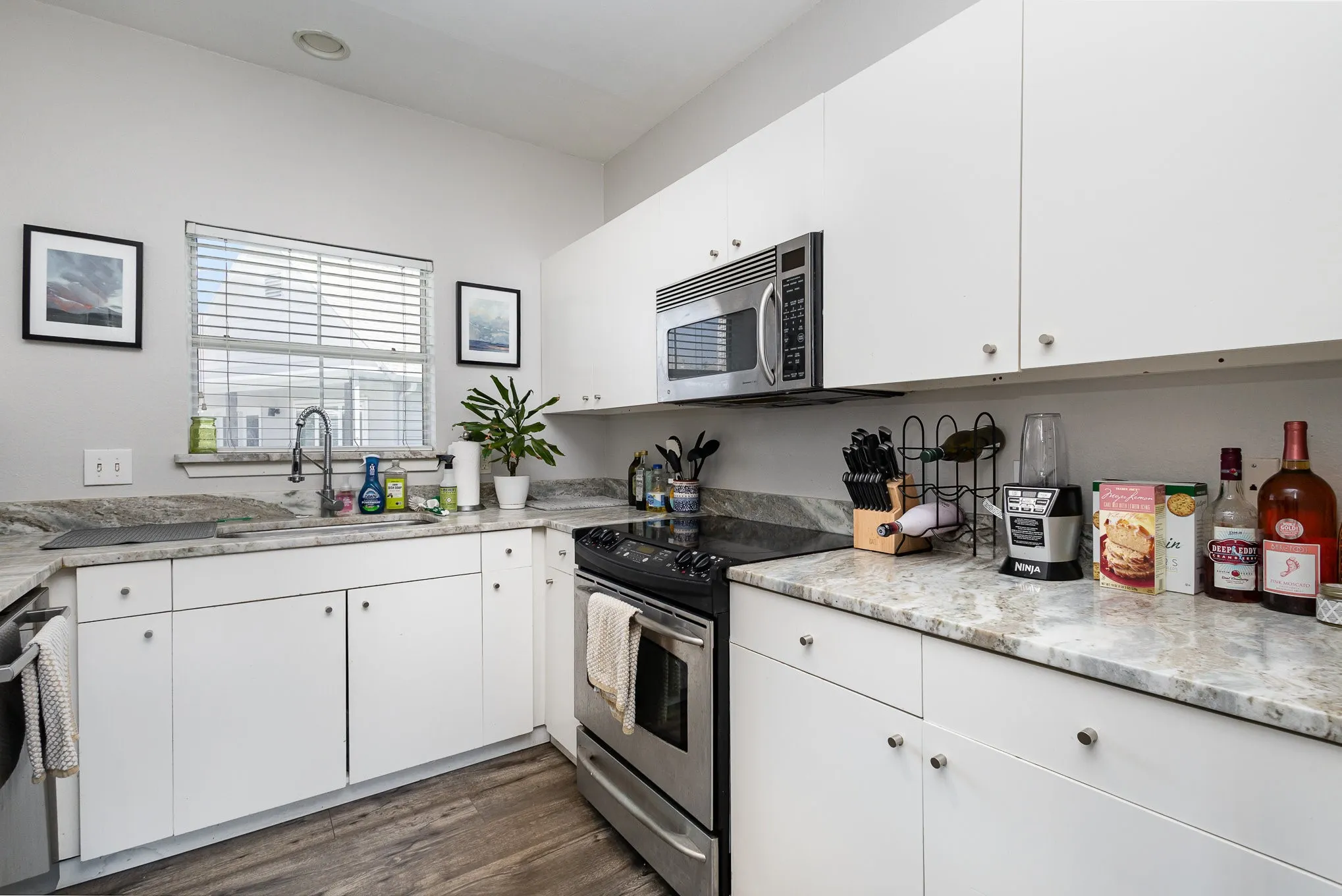 Condominium For Rent in Dallas County , 4111 Cole Avenue 30, Dallas, Texas 75204, 2 Bedroom, 2 Bathroom, 1 Garage spaces, 1,034 Sqft, built in 1985, mls#21372017, Real Estate Agent in Dallas, Homes For Rent in Dallas county, Homes For Rent in Dallas, Realtor in Dallas Texas, Real Estate Brokerage Independent Realty Texas, Luminita Cordes Realtor