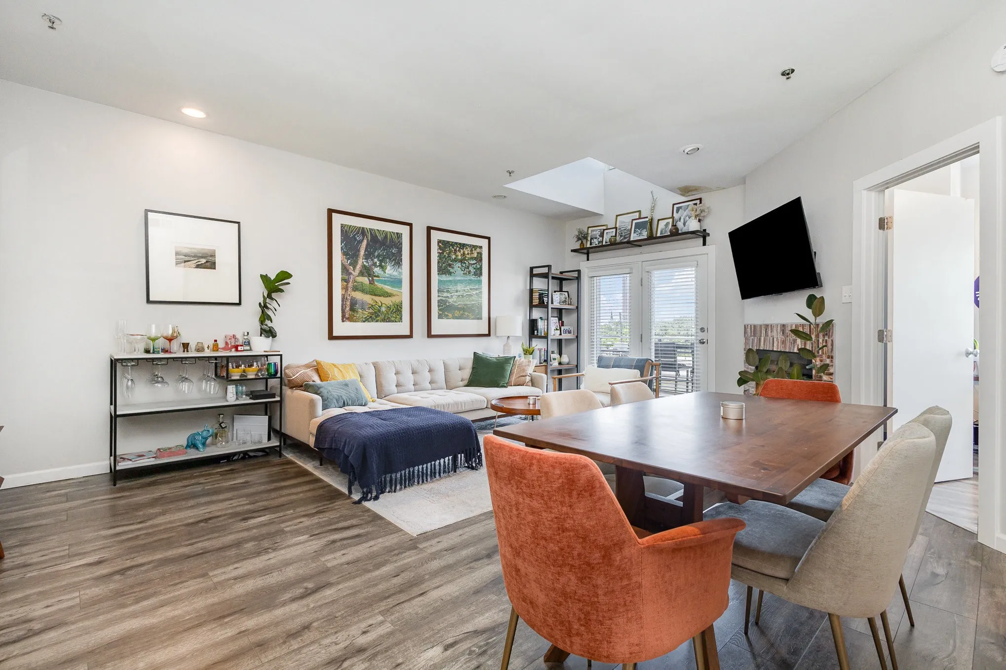 Condominium For Rent in Dallas County , 4111 Cole Avenue 30, Dallas, Texas 75204, 2 Bedroom, 2 Bathroom, 1 Garage spaces, 1,034 Sqft, built in 1985, mls#21372017, Real Estate Agent in Dallas, Homes For Rent in Dallas county, Homes For Rent in Dallas, Realtor in Dallas Texas, Real Estate Brokerage Independent Realty Texas, Luminita Cordes Realtor
