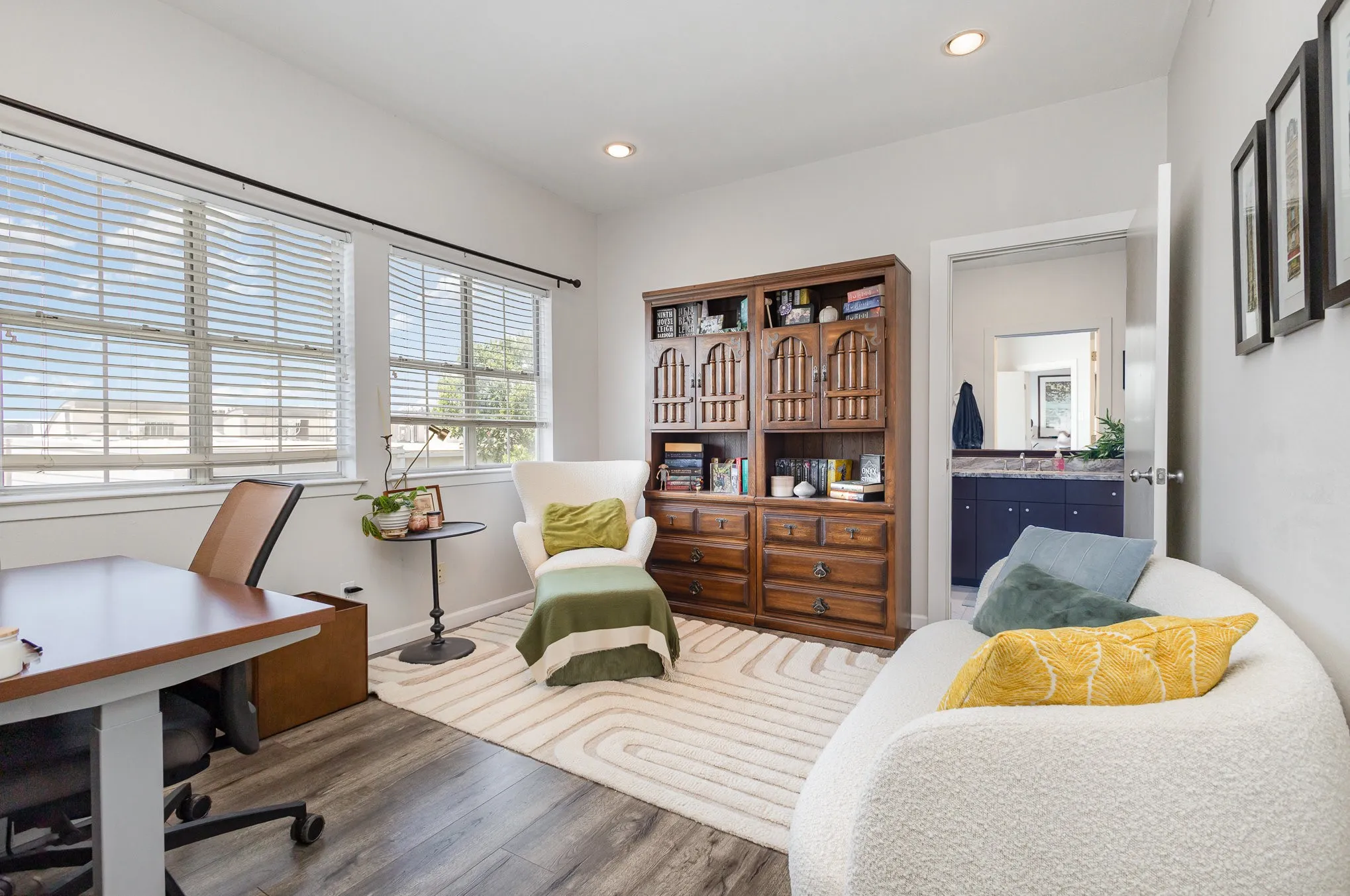 Condominium For Rent in Dallas County , 4111 Cole Avenue 30, Dallas, Texas 75204, 2 Bedroom, 2 Bathroom, 1 Garage spaces, 1,034 Sqft, built in 1985, mls#21372017, Real Estate Agent in Dallas, Homes For Rent in Dallas county, Homes For Rent in Dallas, Realtor in Dallas Texas, Real Estate Brokerage Independent Realty Texas, Luminita Cordes Realtor