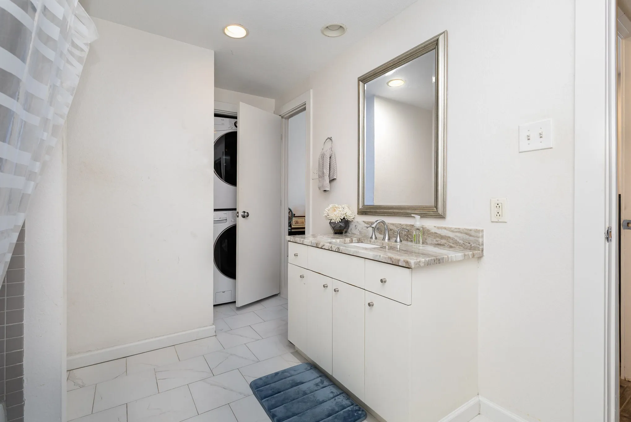 Condominium For Rent in Dallas County , 4111 Cole Avenue 30, Dallas, Texas 75204, 2 Bedroom, 2 Bathroom, 1 Garage spaces, 1,034 Sqft, built in 1985, mls#21372017, Real Estate Agent in Dallas, Homes For Rent in Dallas county, Homes For Rent in Dallas, Realtor in Dallas Texas, Real Estate Brokerage Independent Realty Texas, Luminita Cordes Realtor