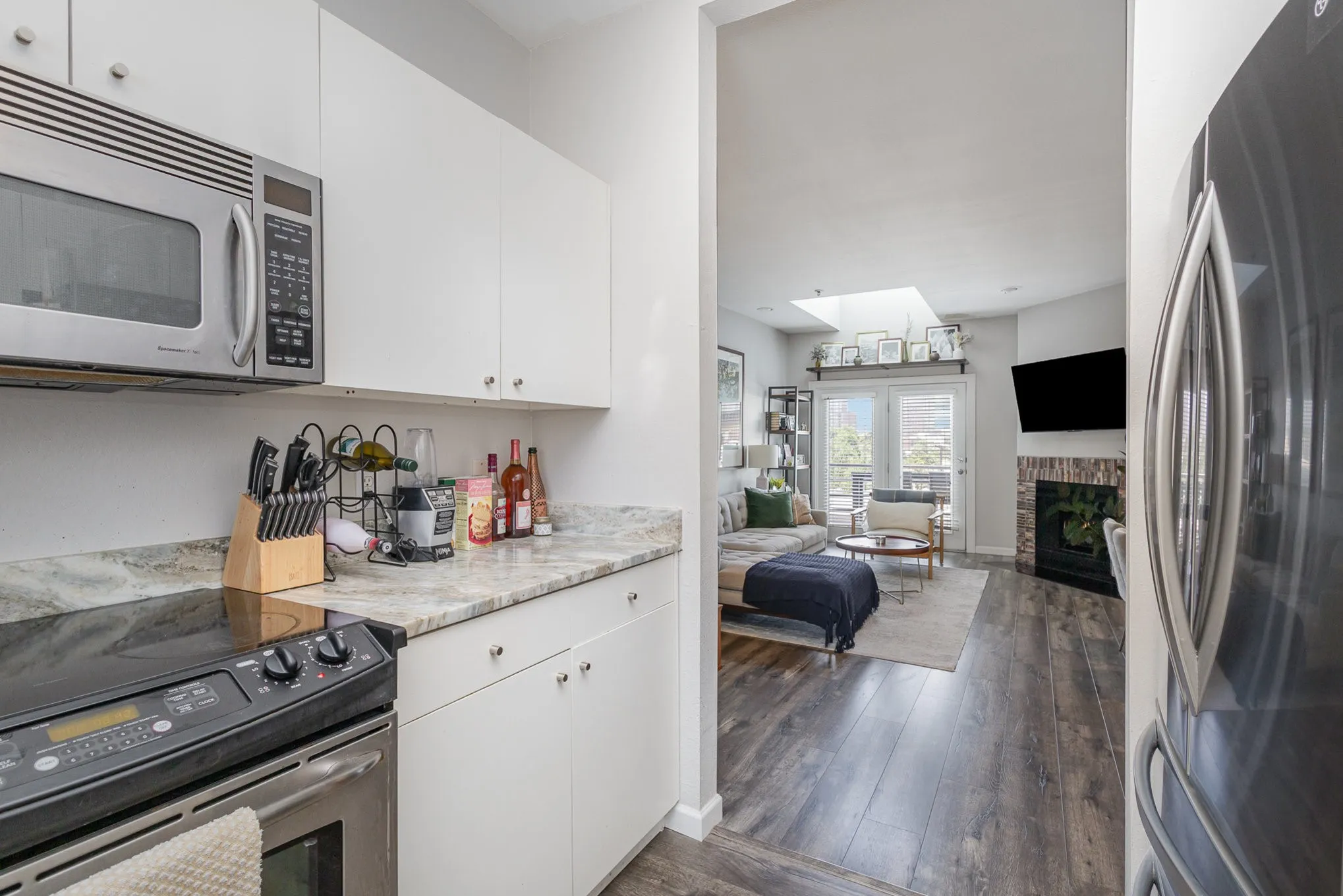 Condominium For Rent in Dallas County , 4111 Cole Avenue 30, Dallas, Texas 75204, 2 Bedroom, 2 Bathroom, 1 Garage spaces, 1,034 Sqft, built in 1985, mls#21372017, Real Estate Agent in Dallas, Homes For Rent in Dallas county, Homes For Rent in Dallas, Realtor in Dallas Texas, Real Estate Brokerage Independent Realty Texas, Luminita Cordes Realtor