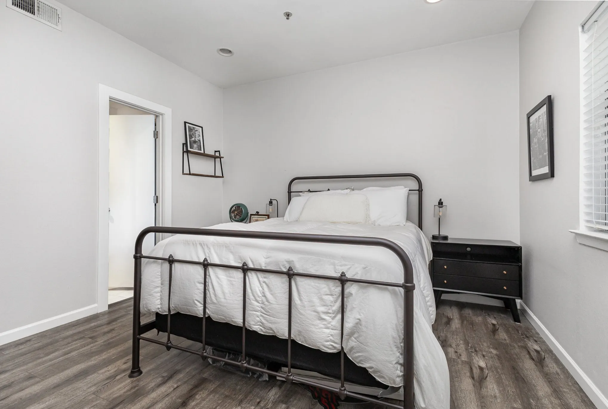 Condominium For Rent in Dallas County , 4111 Cole Avenue 30, Dallas, Texas 75204, 2 Bedroom, 2 Bathroom, 1 Garage spaces, 1,034 Sqft, built in 1985, mls#21372017, Real Estate Agent in Dallas, Homes For Rent in Dallas county, Homes For Rent in Dallas, Realtor in Dallas Texas, Real Estate Brokerage Independent Realty Texas, Luminita Cordes Realtor
