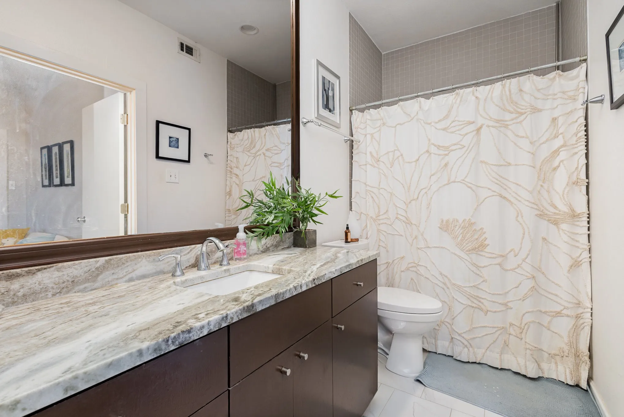 Condominium For Rent in Dallas County , 4111 Cole Avenue 30, Dallas, Texas 75204, 2 Bedroom, 2 Bathroom, 1 Garage spaces, 1,034 Sqft, built in 1985, mls#21372017, Real Estate Agent in Dallas, Homes For Rent in Dallas county, Homes For Rent in Dallas, Realtor in Dallas Texas, Real Estate Brokerage Independent Realty Texas, Luminita Cordes Realtor