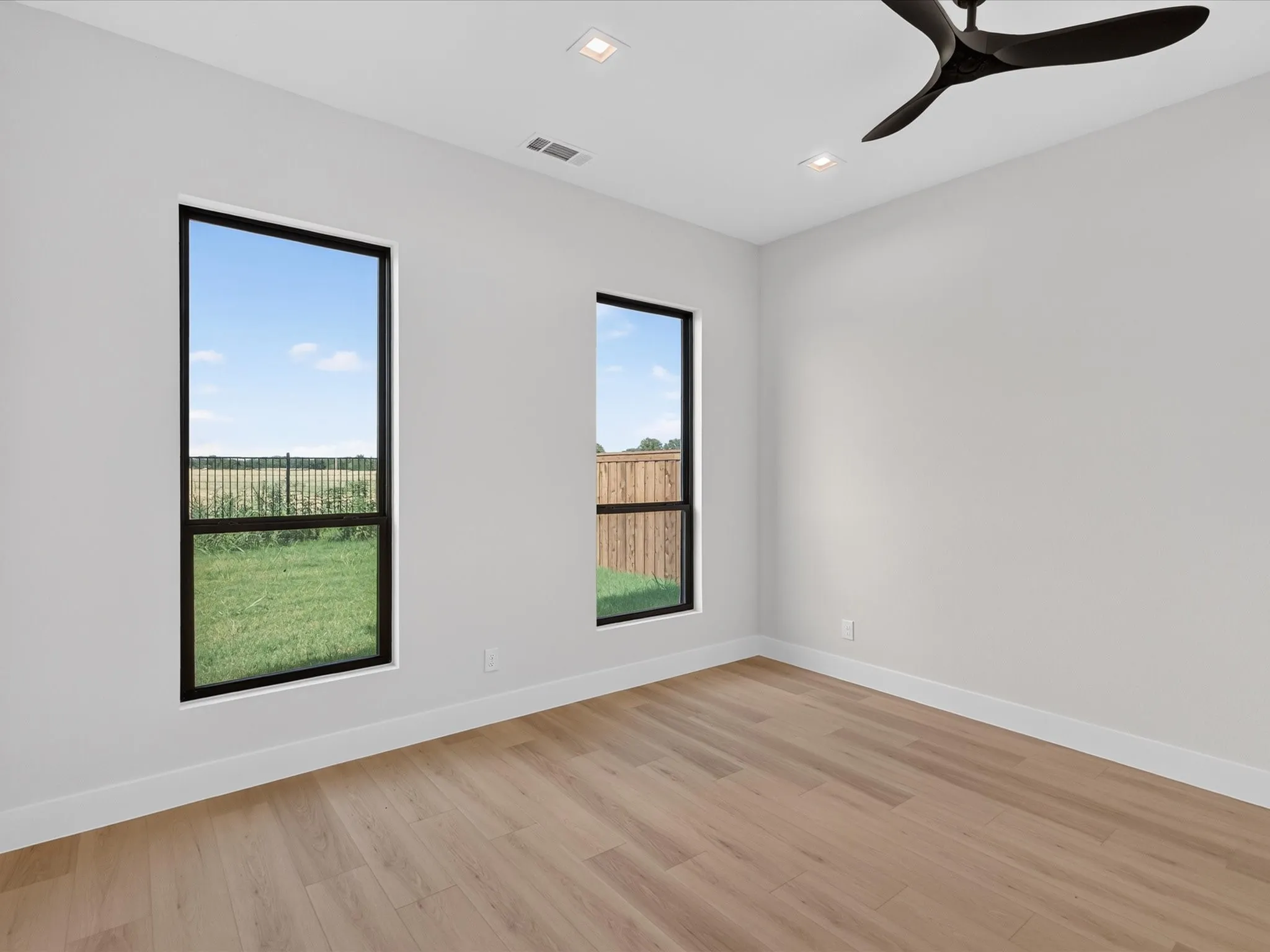 Single Family Residence For Sale in Grayson County , 2008 Nichole Boulevard, Pottsboro, Texas 75076, 4 Bedroom, 4 Bathroom, 2 Garage spaces, 2,986 Sqft, built in 2023, mls#21365545, Real Estate Agent in Pottsboro, Homes For Sale in Grayson county, Homes For Sale in Pottsboro, Realtor in Pottsboro Texas, Real Estate Brokerage Independent Realty Texas, Luminita Cordes Realtor