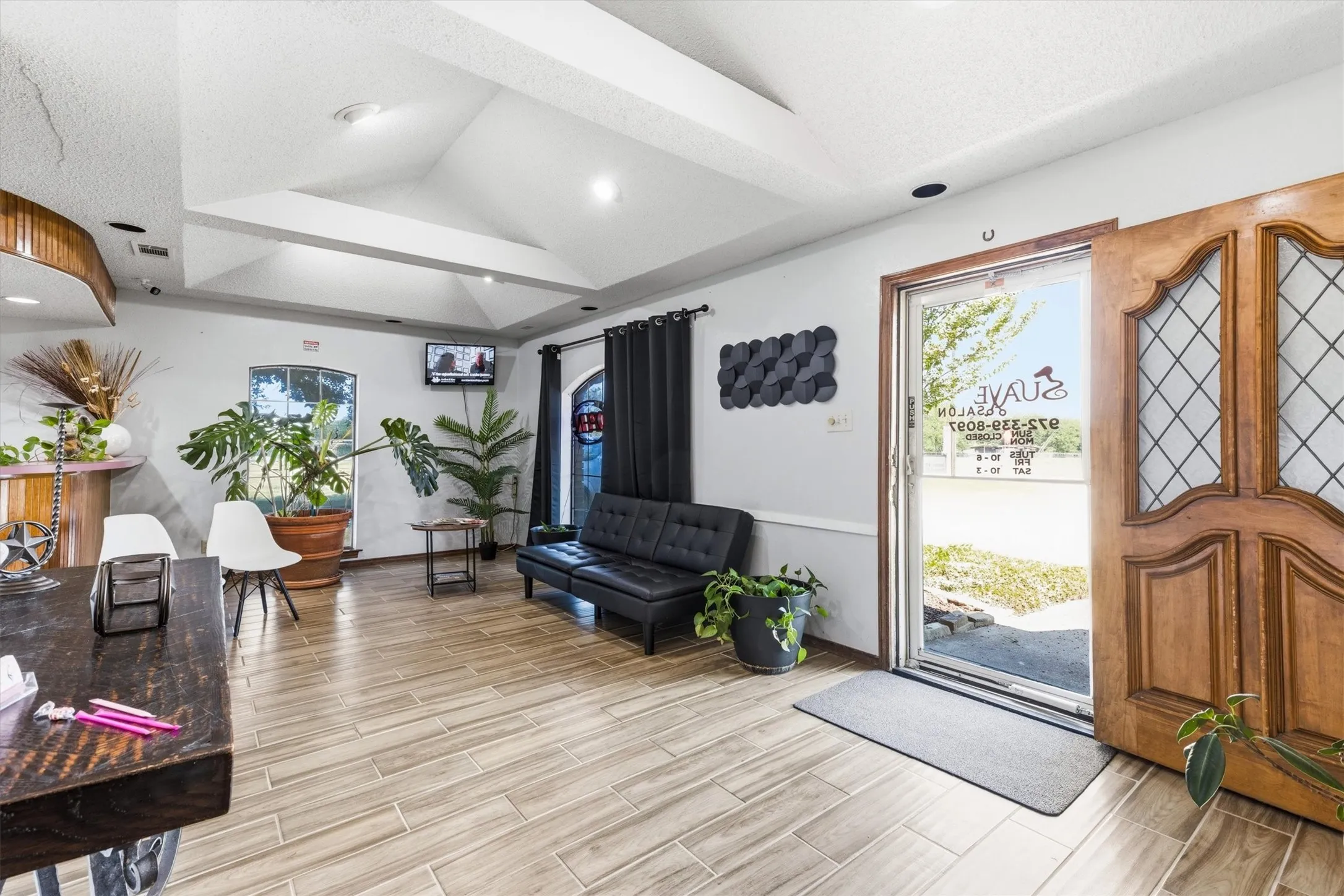 Tray ceiling with recessed lighting