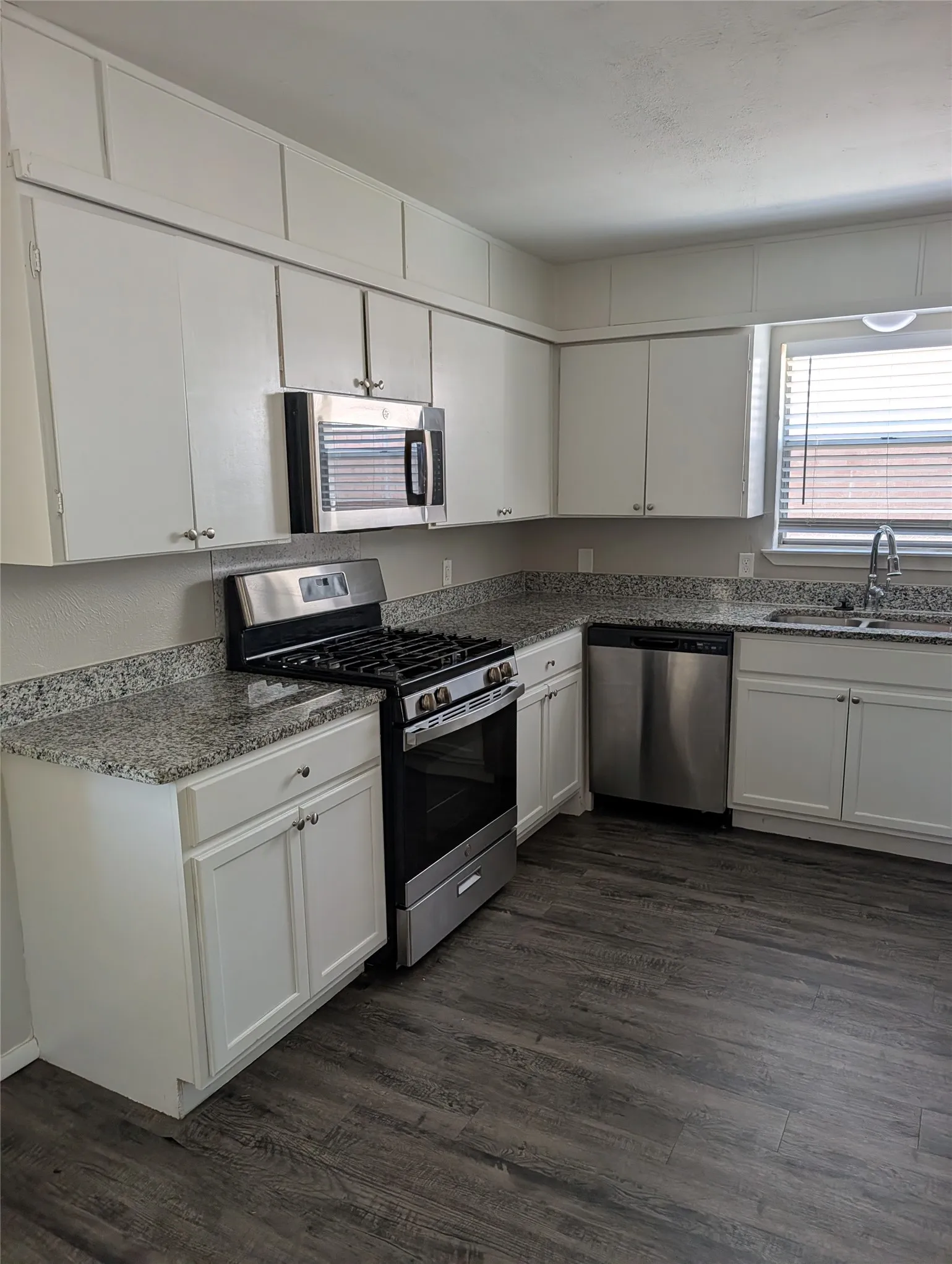 Single Family Residence For Rent in Tarrant County , 9201 Raymond Avenue, White Settlement, Texas 76108, 3 Bedroom, 2 Bathroom, 1 Garage spaces, 1,312 Sqft, built in 1964, mls#21372022, Real Estate Agent in White Settlement, Homes For Rent in Tarrant county, Homes For Rent in White Settlement, Realtor in White Settlement Texas, Real Estate Brokerage Independent Realty Texas, Luminita Cordes Realtor