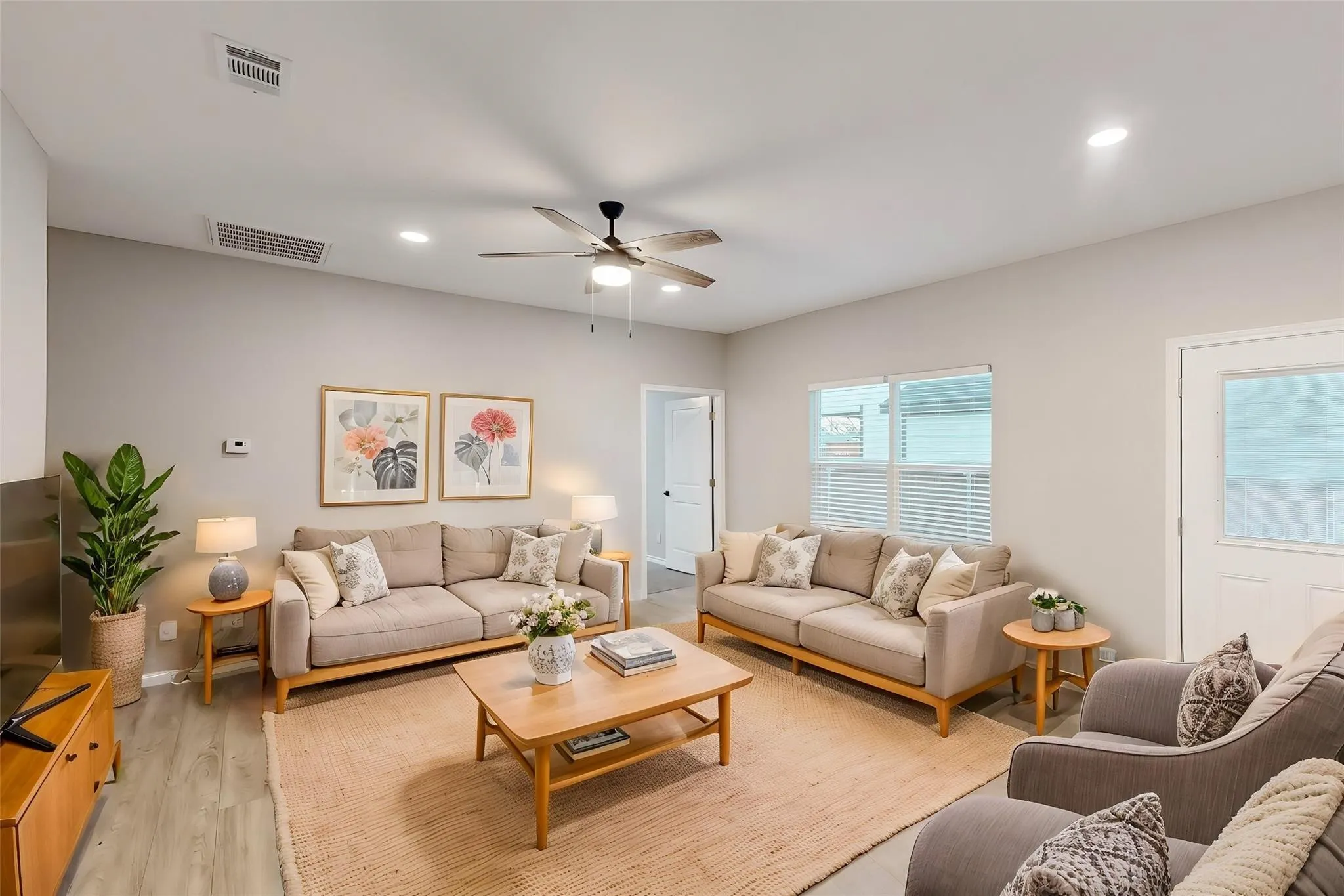 Single Family Residence For Rent in Dallas County , 1938 Nomas Street, Dallas, Texas 75212, 3 Bedroom, 3 Bathroom, Garage spaces, 1,678 Sqft, built in 1960, mls#21371027, Real Estate Agent in Dallas, Homes For Rent in Dallas county, Homes For Rent in Dallas, Realtor in Dallas Texas, Real Estate Brokerage Independent Realty Texas, Luminita Cordes Realtor