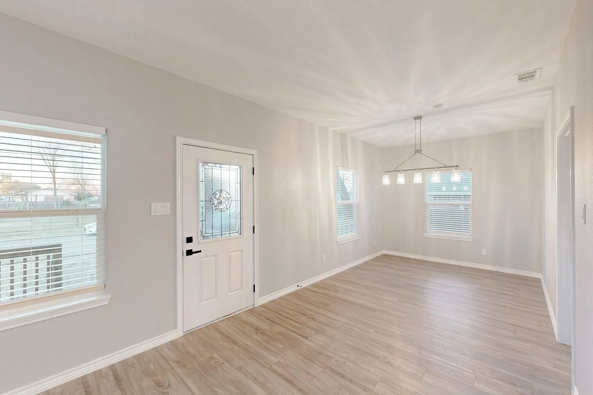Single Family Residence For Rent in Dallas County , 1938 Nomas Street, Dallas, Texas 75212, 3 Bedroom, 3 Bathroom, Garage spaces, 1,678 Sqft, built in 1960, mls#21371027, Real Estate Agent in Dallas, Homes For Rent in Dallas county, Homes For Rent in Dallas, Realtor in Dallas Texas, Real Estate Brokerage Independent Realty Texas, Luminita Cordes Realtor