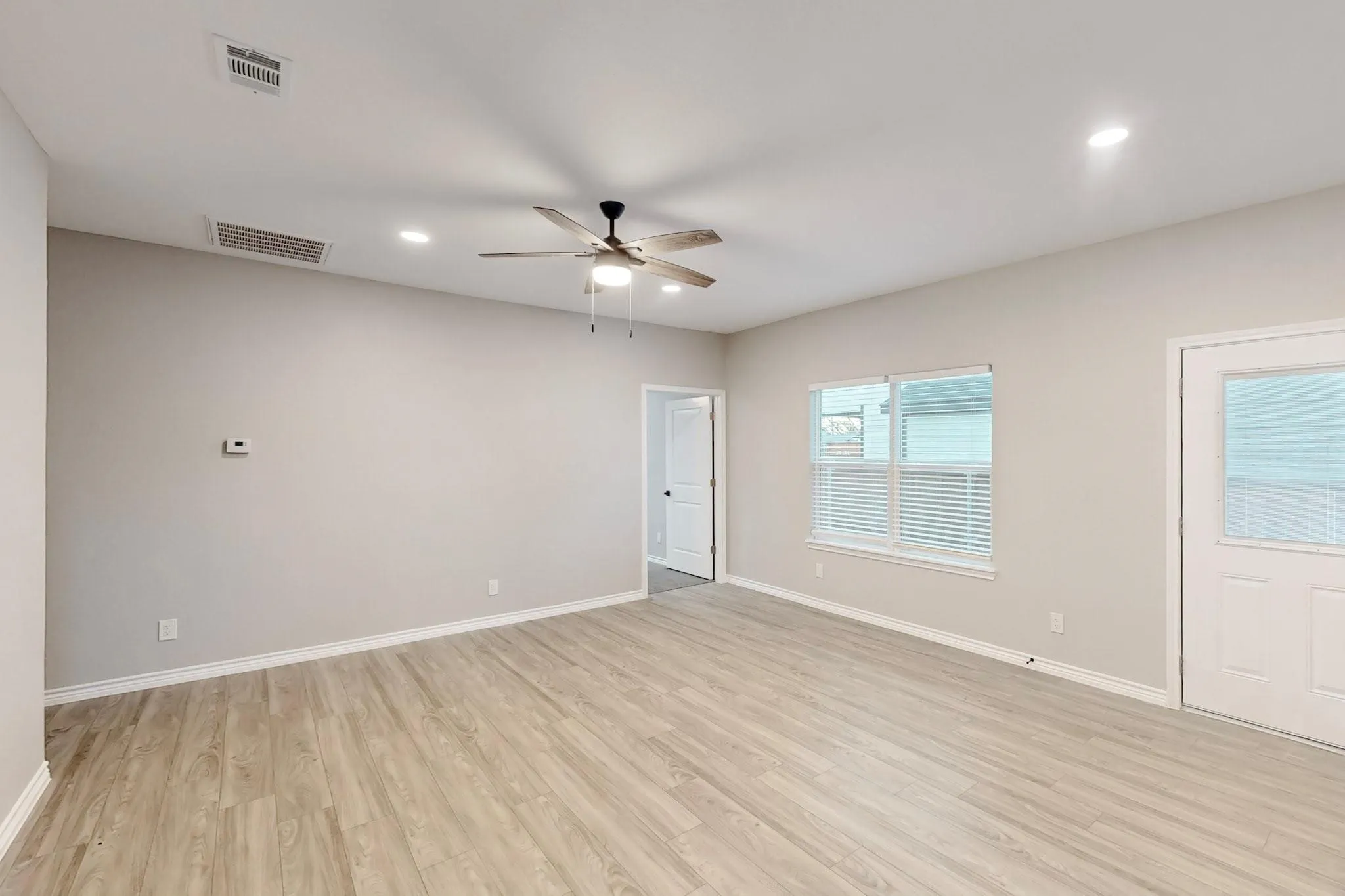 Single Family Residence For Rent in Dallas County , 1938 Nomas Street, Dallas, Texas 75212, 3 Bedroom, 3 Bathroom, Garage spaces, 1,678 Sqft, built in 1960, mls#21371027, Real Estate Agent in Dallas, Homes For Rent in Dallas county, Homes For Rent in Dallas, Realtor in Dallas Texas, Real Estate Brokerage Independent Realty Texas, Luminita Cordes Realtor