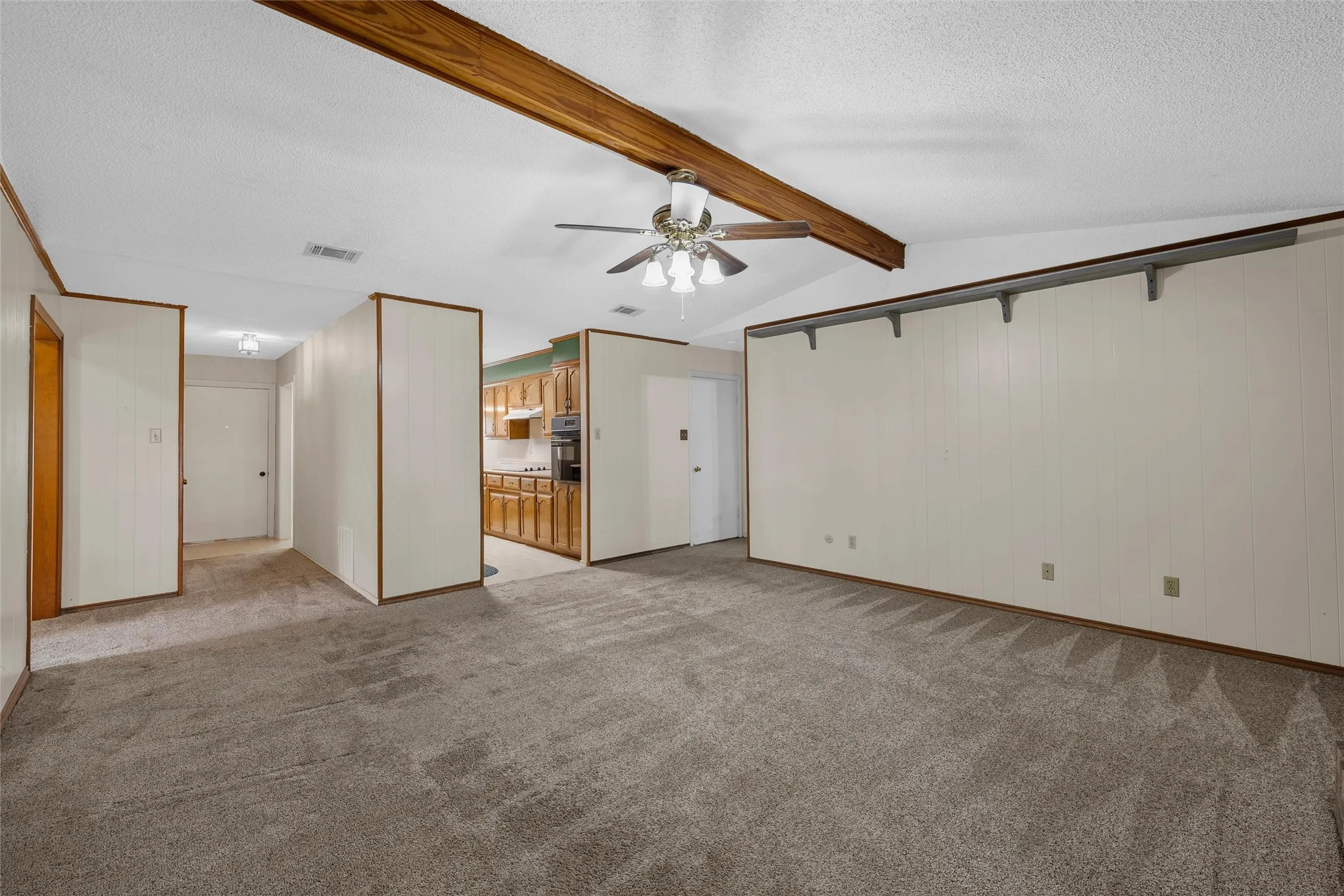 Single Family Residence For Sale in Mc Lennan County , 721 Pawnee Trail, Hewitt, Texas 76643, 3 Bedroom, 2 Bathroom, 2 Garage spaces, 1,342 Sqft, built in 1977, mls#21370926, Real Estate Agent in Hewitt, Homes For Sale in Mc Lennan county, Homes For Sale in Hewitt, Realtor in Hewitt Texas, Real Estate Brokerage Independent Realty Texas, Luminita Cordes Realtor