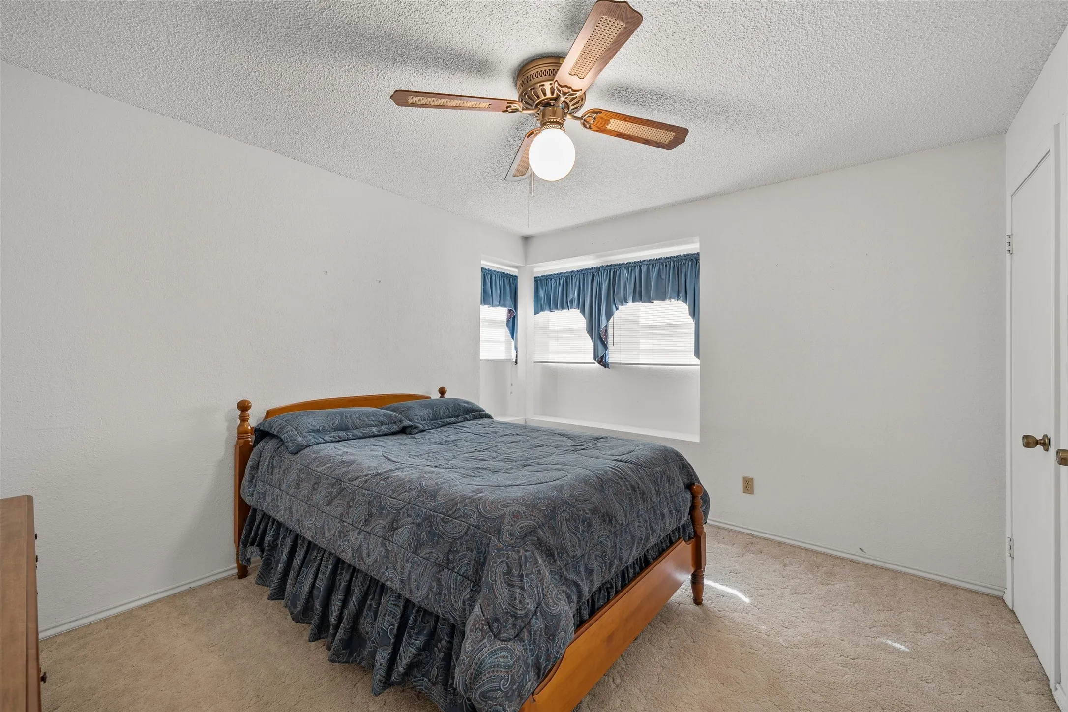 Single Family Residence For Sale in Mc Lennan County , 721 Pawnee Trail, Hewitt, Texas 76643, 3 Bedroom, 2 Bathroom, 2 Garage spaces, 1,342 Sqft, built in 1977, mls#21370926, Real Estate Agent in Hewitt, Homes For Sale in Mc Lennan county, Homes For Sale in Hewitt, Realtor in Hewitt Texas, Real Estate Brokerage Independent Realty Texas, Luminita Cordes Realtor