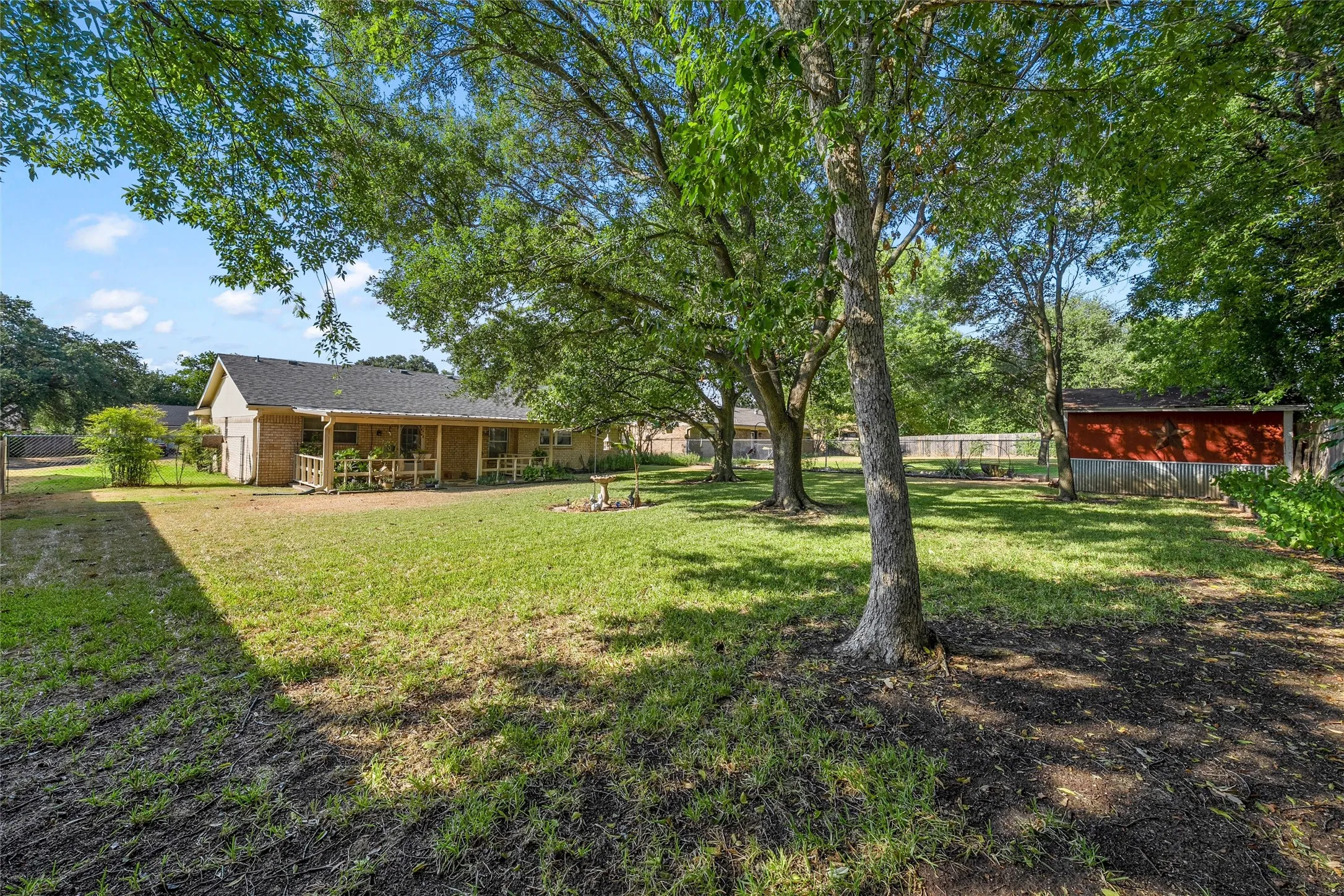 Single Family Residence For Sale in Mc Lennan County , 721 Pawnee Trail, Hewitt, Texas 76643, 3 Bedroom, 2 Bathroom, 2 Garage spaces, 1,342 Sqft, built in 1977, mls#21370926, Real Estate Agent in Hewitt, Homes For Sale in Mc Lennan county, Homes For Sale in Hewitt, Realtor in Hewitt Texas, Real Estate Brokerage Independent Realty Texas, Luminita Cordes Realtor
