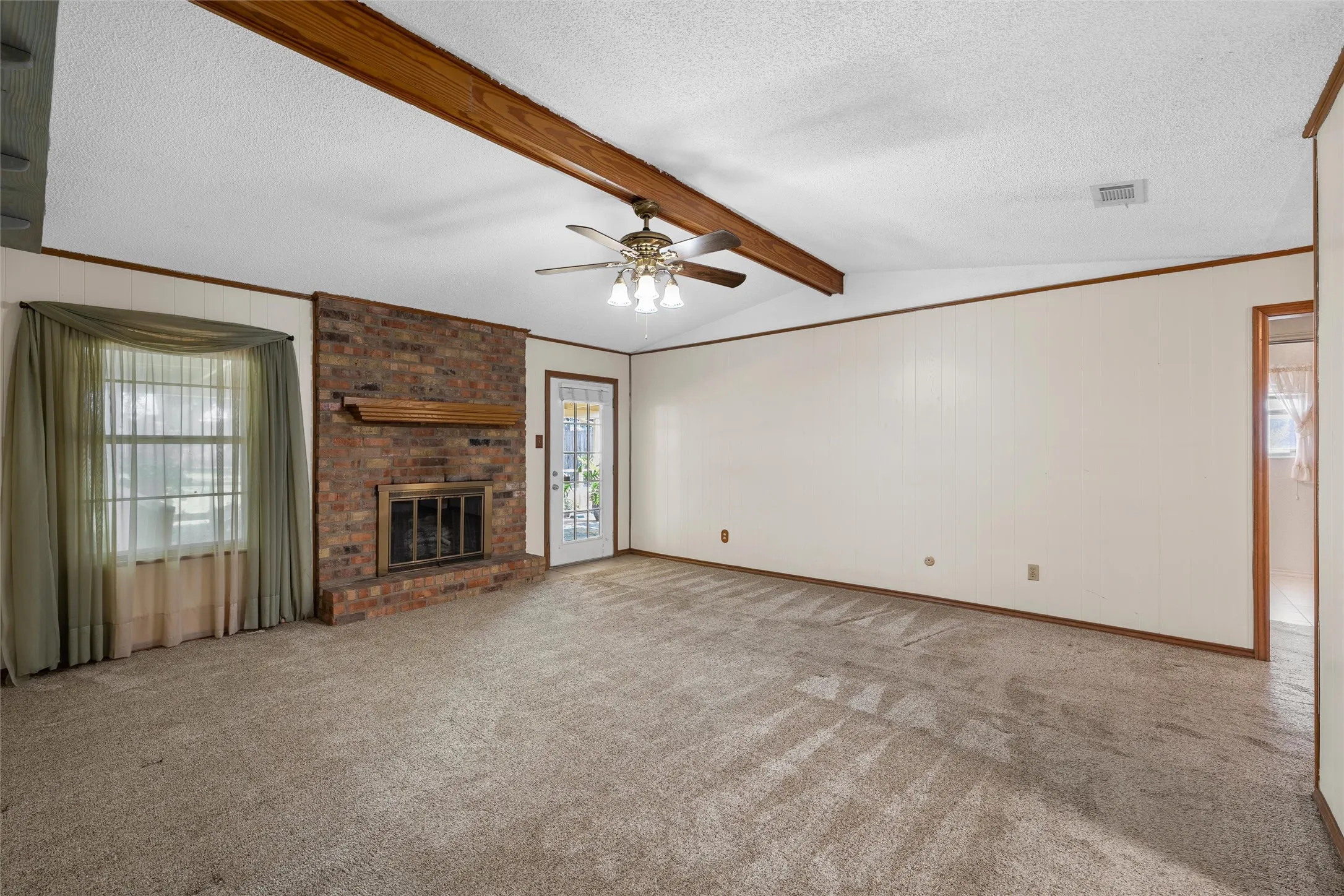 Single Family Residence For Sale in Mc Lennan County , 721 Pawnee Trail, Hewitt, Texas 76643, 3 Bedroom, 2 Bathroom, 2 Garage spaces, 1,342 Sqft, built in 1977, mls#21370926, Real Estate Agent in Hewitt, Homes For Sale in Mc Lennan county, Homes For Sale in Hewitt, Realtor in Hewitt Texas, Real Estate Brokerage Independent Realty Texas, Luminita Cordes Realtor