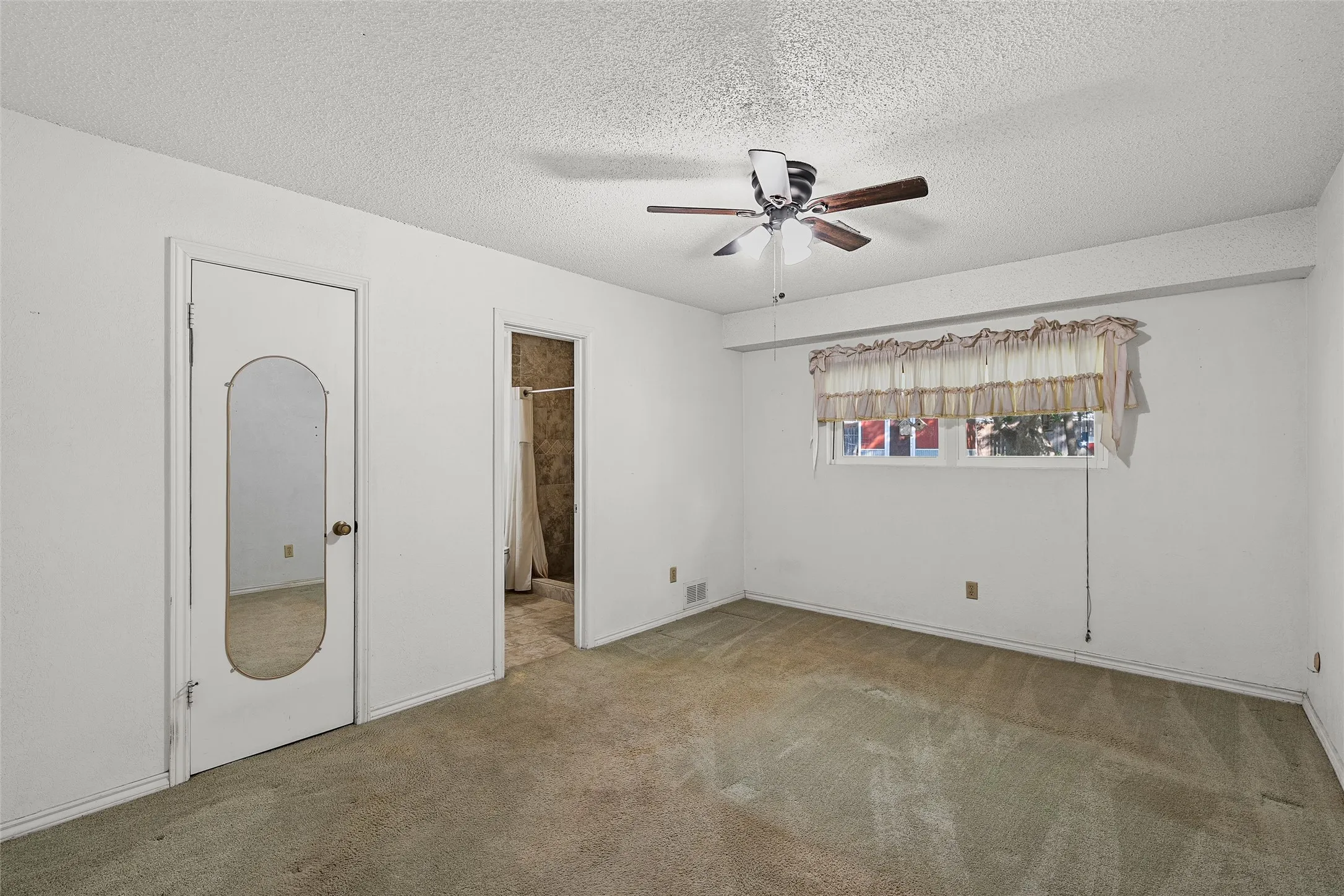 Single Family Residence For Sale in Mc Lennan County , 721 Pawnee Trail, Hewitt, Texas 76643, 3 Bedroom, 2 Bathroom, 2 Garage spaces, 1,342 Sqft, built in 1977, mls#21370926, Real Estate Agent in Hewitt, Homes For Sale in Mc Lennan county, Homes For Sale in Hewitt, Realtor in Hewitt Texas, Real Estate Brokerage Independent Realty Texas, Luminita Cordes Realtor