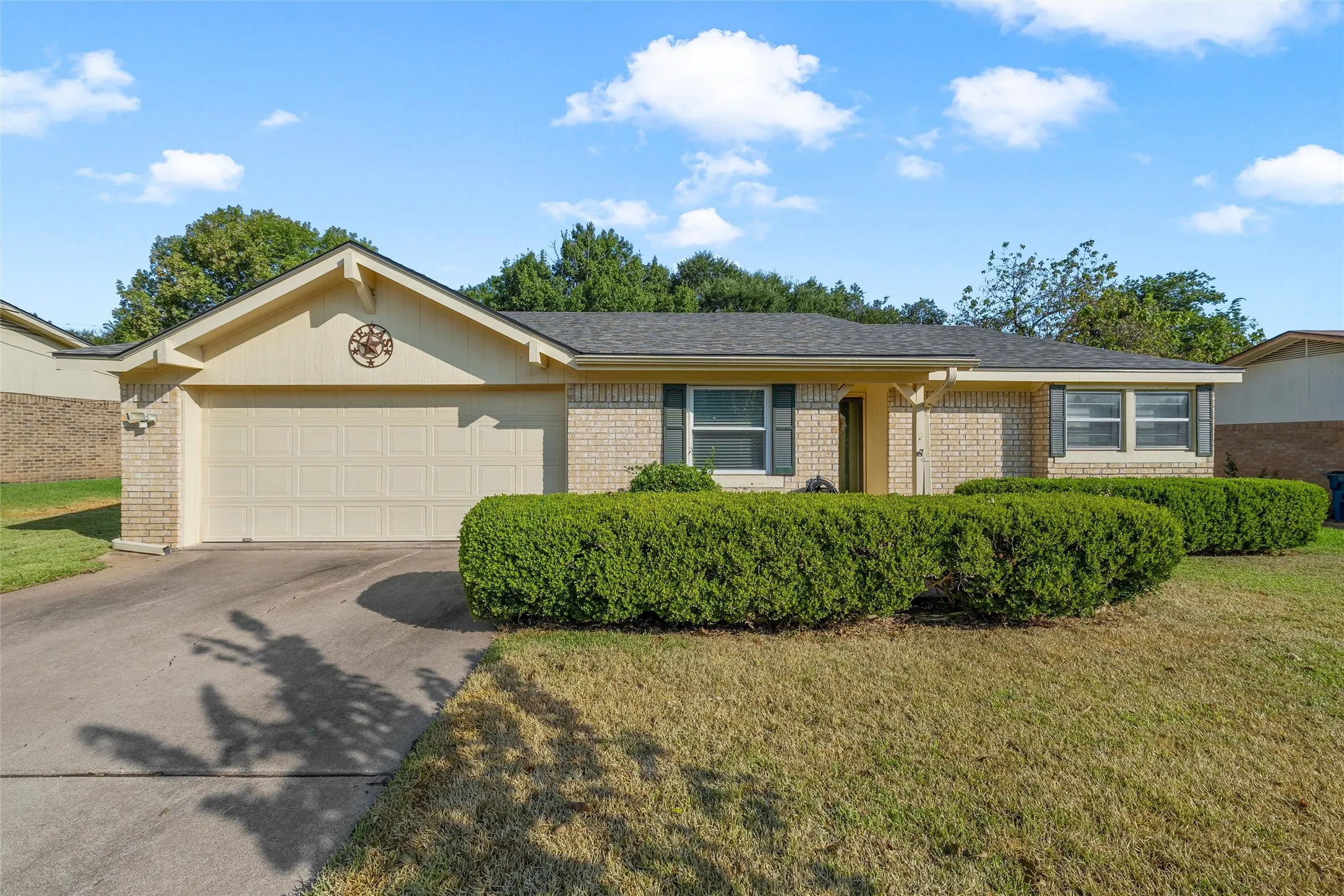 Single Family Residence For Sale in Mc Lennan County , 721 Pawnee Trail, Hewitt, Texas 76643, 3 Bedroom, 2 Bathroom, 2 Garage spaces, 1,342 Sqft, built in 1977, mls#21370926, Real Estate Agent in Hewitt, Homes For Sale in Mc Lennan county, Homes For Sale in Hewitt, Realtor in Hewitt Texas, Real Estate Brokerage Independent Realty Texas, Luminita Cordes Realtor