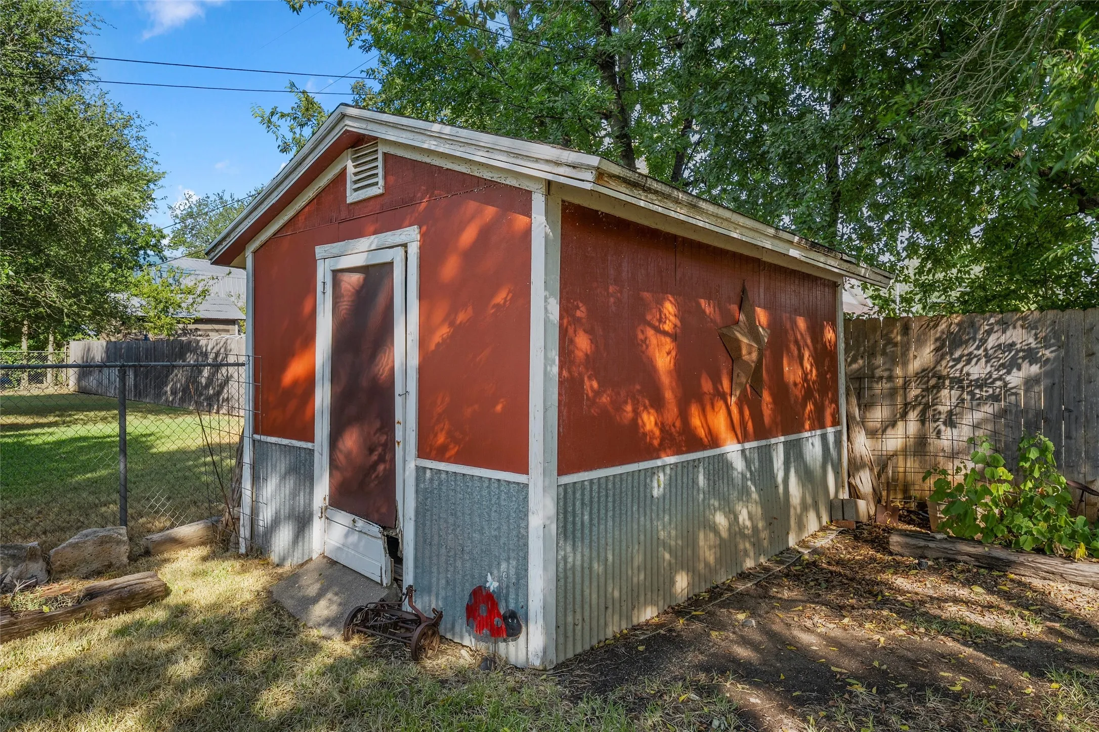 Single Family Residence For Sale in Mc Lennan County , 721 Pawnee Trail, Hewitt, Texas 76643, 3 Bedroom, 2 Bathroom, 2 Garage spaces, 1,342 Sqft, built in 1977, mls#21370926, Real Estate Agent in Hewitt, Homes For Sale in Mc Lennan county, Homes For Sale in Hewitt, Realtor in Hewitt Texas, Real Estate Brokerage Independent Realty Texas, Luminita Cordes Realtor