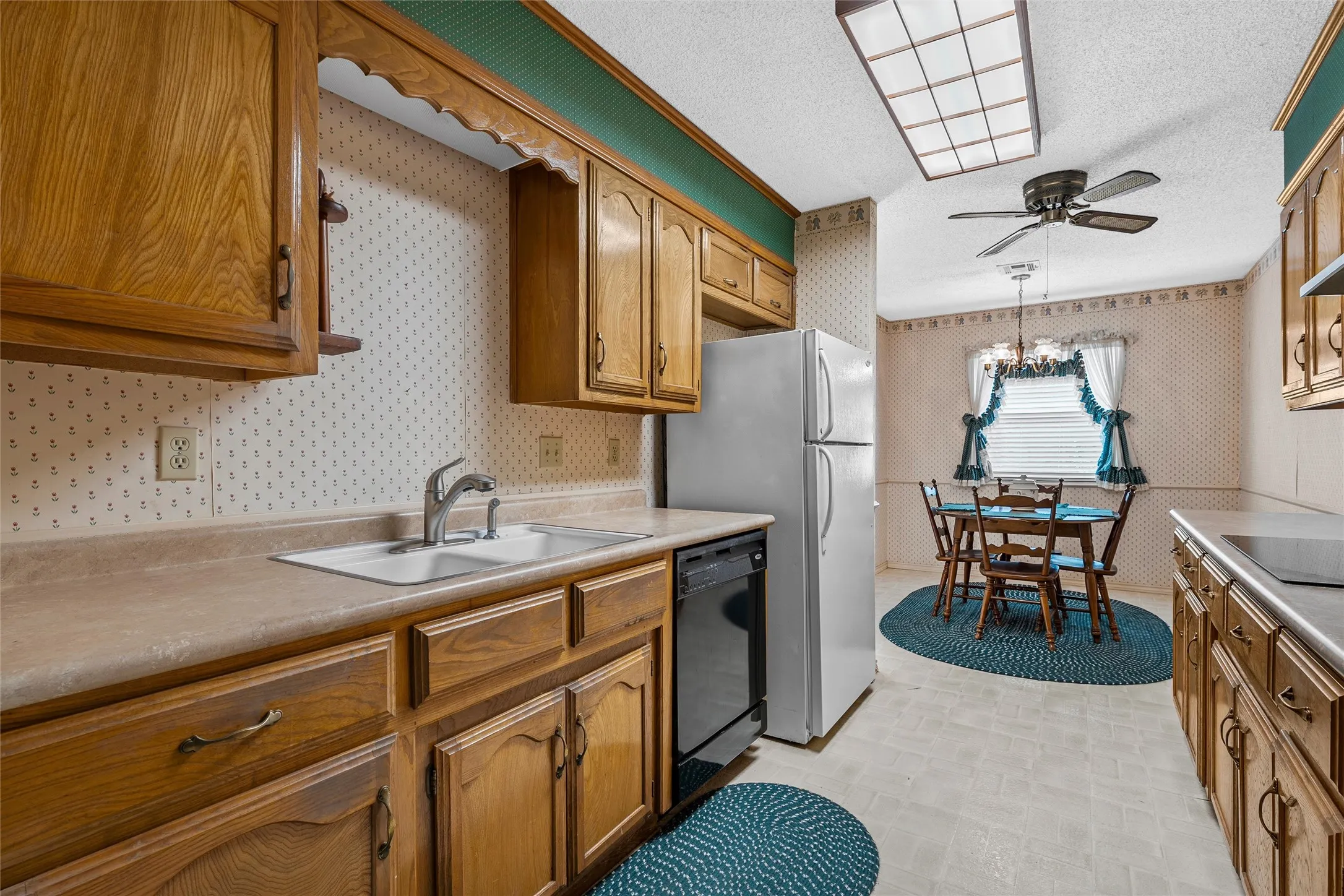 Single Family Residence For Sale in Mc Lennan County , 721 Pawnee Trail, Hewitt, Texas 76643, 3 Bedroom, 2 Bathroom, 2 Garage spaces, 1,342 Sqft, built in 1977, mls#21370926, Real Estate Agent in Hewitt, Homes For Sale in Mc Lennan county, Homes For Sale in Hewitt, Realtor in Hewitt Texas, Real Estate Brokerage Independent Realty Texas, Luminita Cordes Realtor